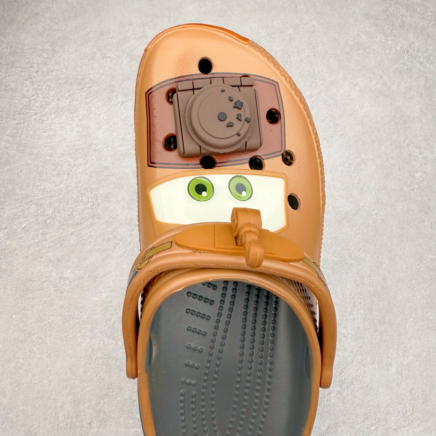 图片[4]-Cars x Crocs Classic Clog卡骆驰汽车总动员联名限定合作系列EVA经典一脚蹬包头洞洞鞋 男女同款 超轻Croslite专利材料打造 鞋面更加耐用易清洗 该鞋款轻盈舒适 2002年 经典克骆格诞生 秉承外形简单 穿着舒适的初衷 不断为消费者带来舒适的穿着体验 穿出“趣”味 鞋面洞洞可搭彰显个性的智必星 一鞋两穿 可调节式后跟带增添鞋身的稳固性能 放前面变成愜意舒适的凉拖 放后面行走跑跳更加稳妥 Croslite ™材料 封闭式细胞树脂 能够在体温作用下自动变形以适应脚部形状 涉水性优秀的同时易于清洁 抓地力强 不易打滑 Crocs的核心理念：轻便 灵活 全方位的舒适感 同步官方尺码：M4（36-37） M5（37-38）M6（38-39）M7（39-40）M8（41-42）M9（42-43）M10（43-44）M11（45-46）-选品中心