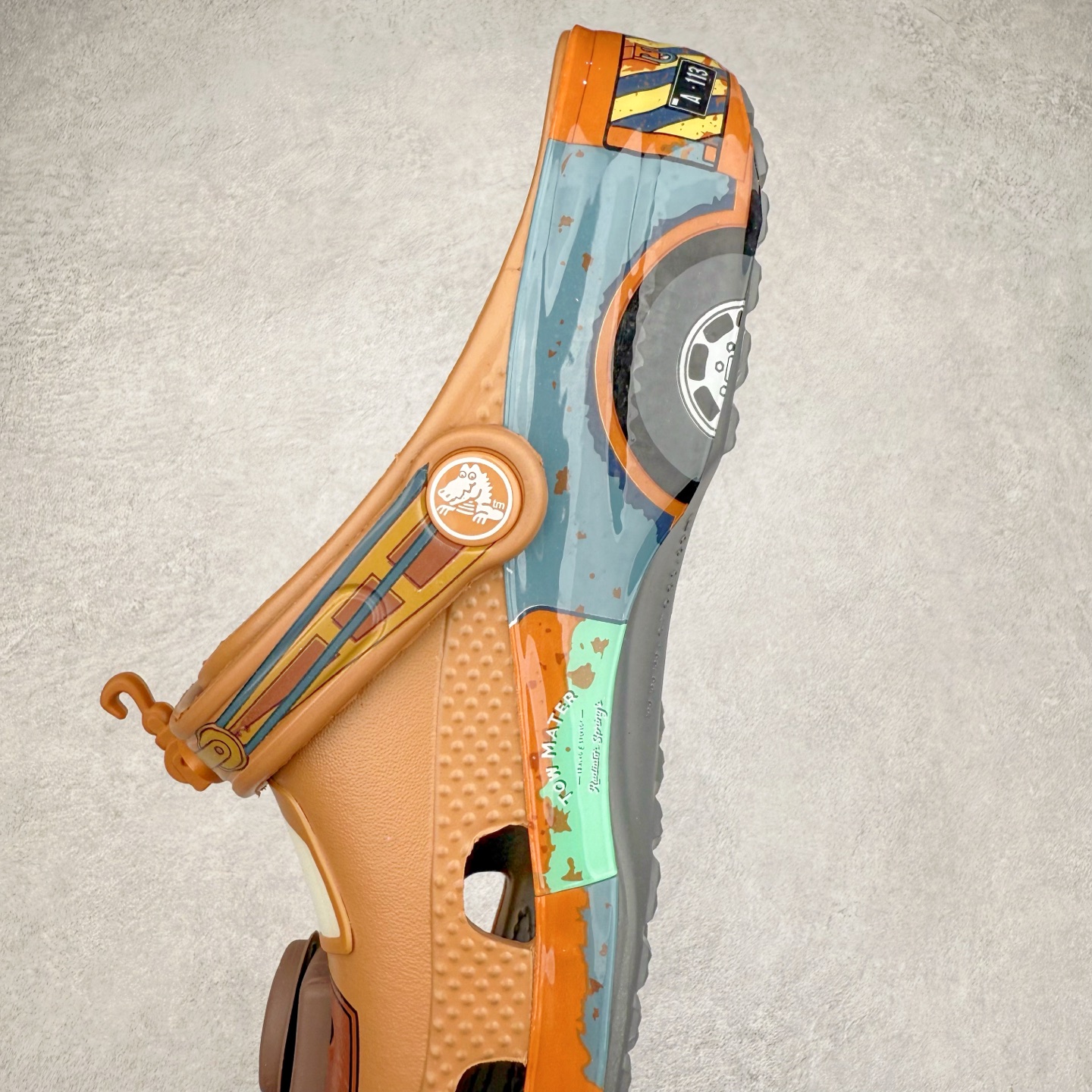 图片[7]-Cars x Crocs Classic Clog卡骆驰汽车总动员联名限定合作系列EVA经典一脚蹬包头洞洞鞋 男女同款 超轻Croslite专利材料打造 鞋面更加耐用易清洗 该鞋款轻盈舒适 2002年 经典克骆格诞生 秉承外形简单 穿着舒适的初衷 不断为消费者带来舒适的穿着体验 穿出“趣”味 鞋面洞洞可搭彰显个性的智必星 一鞋两穿 可调节式后跟带增添鞋身的稳固性能 放前面变成愜意舒适的凉拖 放后面行走跑跳更加稳妥 Croslite ™材料 封闭式细胞树脂 能够在体温作用下自动变形以适应脚部形状 涉水性优秀的同时易于清洁 抓地力强 不易打滑 Crocs的核心理念：轻便 灵活 全方位的舒适感 同步官方尺码：M4（36-37） M5（37-38）M6（38-39）M7（39-40）M8（41-42）M9（42-43）M10（43-44）M11（45-46）-选品中心