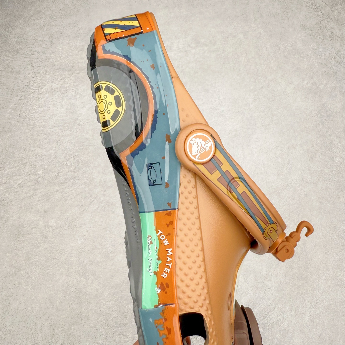 图片[6]-Cars x Crocs Classic Clog卡骆驰汽车总动员联名限定合作系列EVA经典一脚蹬包头洞洞鞋 男女同款 超轻Croslite专利材料打造 鞋面更加耐用易清洗 该鞋款轻盈舒适 2002年 经典克骆格诞生 秉承外形简单 穿着舒适的初衷 不断为消费者带来舒适的穿着体验 穿出“趣”味 鞋面洞洞可搭彰显个性的智必星 一鞋两穿 可调节式后跟带增添鞋身的稳固性能 放前面变成愜意舒适的凉拖 放后面行走跑跳更加稳妥 Croslite ™材料 封闭式细胞树脂 能够在体温作用下自动变形以适应脚部形状 涉水性优秀的同时易于清洁 抓地力强 不易打滑 Crocs的核心理念：轻便 灵活 全方位的舒适感 同步官方尺码：M4（36-37） M5（37-38）M6（38-39）M7（39-40）M8（41-42）M9（42-43）M10（43-44）M11（45-46）-选品中心