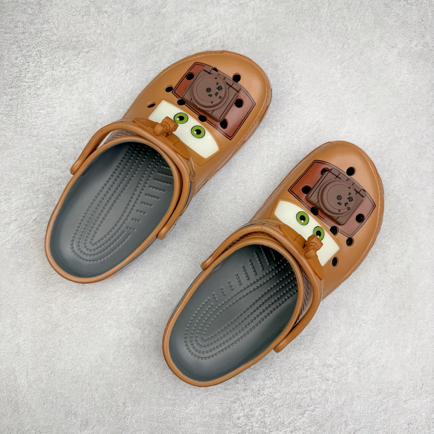 图片[3]-Cars x Crocs Classic Clog卡骆驰汽车总动员联名限定合作系列EVA经典一脚蹬包头洞洞鞋 男女同款 超轻Croslite专利材料打造 鞋面更加耐用易清洗 该鞋款轻盈舒适 2002年 经典克骆格诞生 秉承外形简单 穿着舒适的初衷 不断为消费者带来舒适的穿着体验 穿出“趣”味 鞋面洞洞可搭彰显个性的智必星 一鞋两穿 可调节式后跟带增添鞋身的稳固性能 放前面变成愜意舒适的凉拖 放后面行走跑跳更加稳妥 Croslite ™材料 封闭式细胞树脂 能够在体温作用下自动变形以适应脚部形状 涉水性优秀的同时易于清洁 抓地力强 不易打滑 Crocs的核心理念：轻便 灵活 全方位的舒适感 同步官方尺码：M4（36-37） M5（37-38）M6（38-39）M7（39-40）M8（41-42）M9（42-43）M10（43-44）M11（45-46）-选品中心