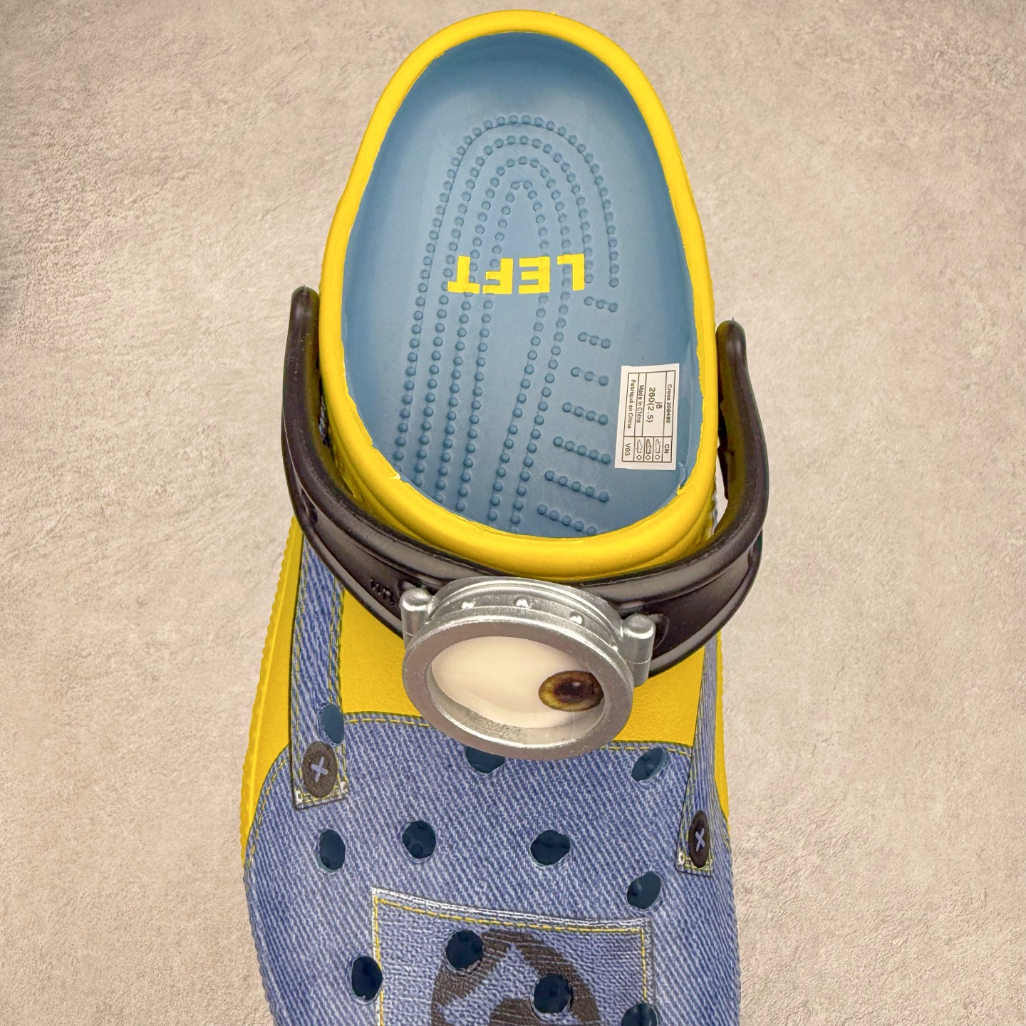 图片[4]-Crocs Classic Clog卡骆驰小黄人联名限定合作系列EVA经典一脚蹬包头洞洞鞋 男女同款 超轻Croslite专利材料打造 鞋面更加耐用易清洗 该鞋款轻盈舒适 2002年 经典克骆格诞生 秉承外形简单 穿着舒适的初衷 不断为消费者带来舒适的穿着体验 穿出“趣”味 鞋面洞洞可搭彰显个性的智必星 一鞋两穿 可调节式后跟带增添鞋身的稳固性能 放前面变成愜意舒适的凉拖 放后面行走跑跳更加稳妥 Croslite ™材料 封闭式细胞树脂 能够在体温作用下自动变形以适应脚部形状 涉水性优秀的同时易于清洁 抓地力强 不易打滑 Crocs的核心理念：轻便 灵活 全方位的舒适感 同步官方尺码：M4（36-37） M5（37-38）M6（38-39）M7（39-40）M8（41-42）M9（42-43）M10（43-44）M11（45-46）-选品中心