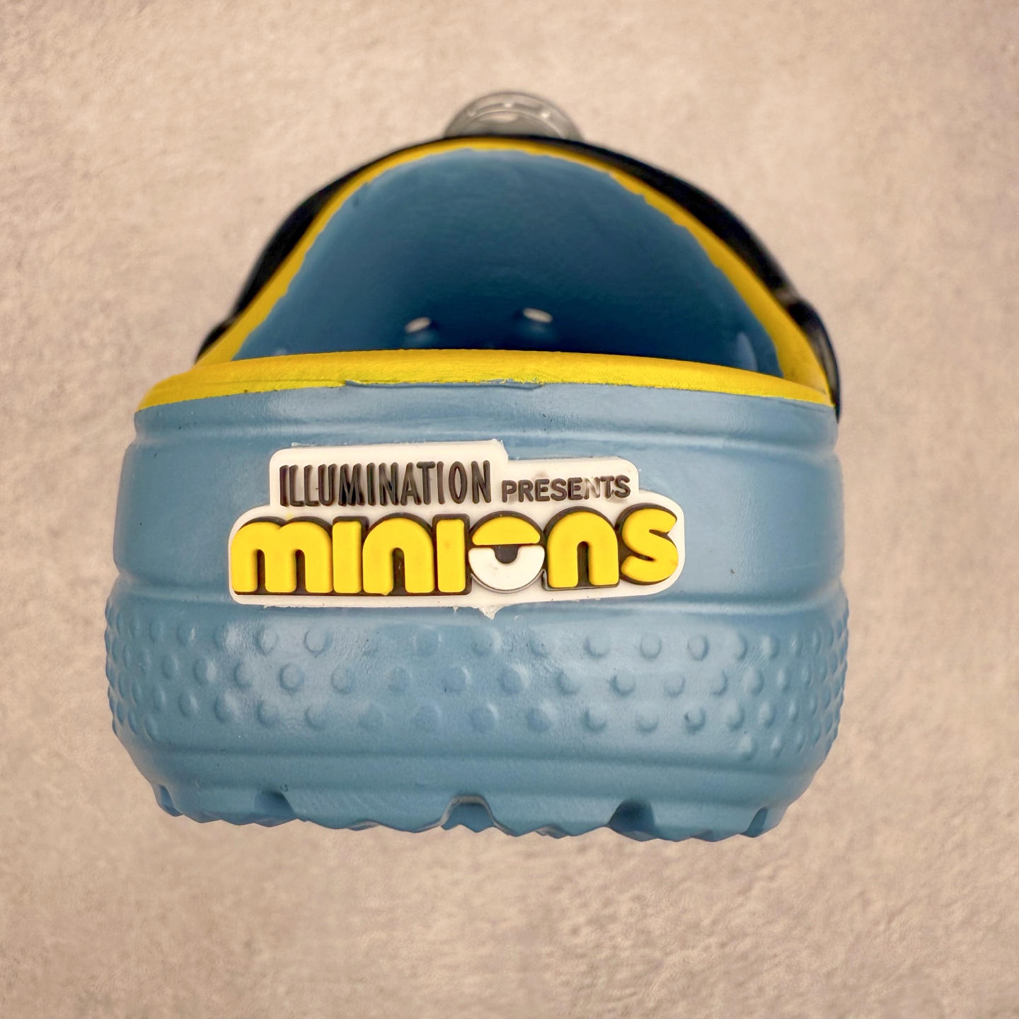 图片[7]-Crocs Classic Clog卡骆驰小黄人联名限定合作系列EVA经典一脚蹬包头洞洞鞋 男女同款 超轻Croslite专利材料打造 鞋面更加耐用易清洗 该鞋款轻盈舒适 2002年 经典克骆格诞生 秉承外形简单 穿着舒适的初衷 不断为消费者带来舒适的穿着体验 穿出“趣”味 鞋面洞洞可搭彰显个性的智必星 一鞋两穿 可调节式后跟带增添鞋身的稳固性能 放前面变成愜意舒适的凉拖 放后面行走跑跳更加稳妥 Croslite ™材料 封闭式细胞树脂 能够在体温作用下自动变形以适应脚部形状 涉水性优秀的同时易于清洁 抓地力强 不易打滑 Crocs的核心理念：轻便 灵活 全方位的舒适感 同步官方尺码：M4（36-37） M5（37-38）M6（38-39）M7（39-40）M8（41-42）M9（42-43）M10（43-44）M11（45-46）-选品中心