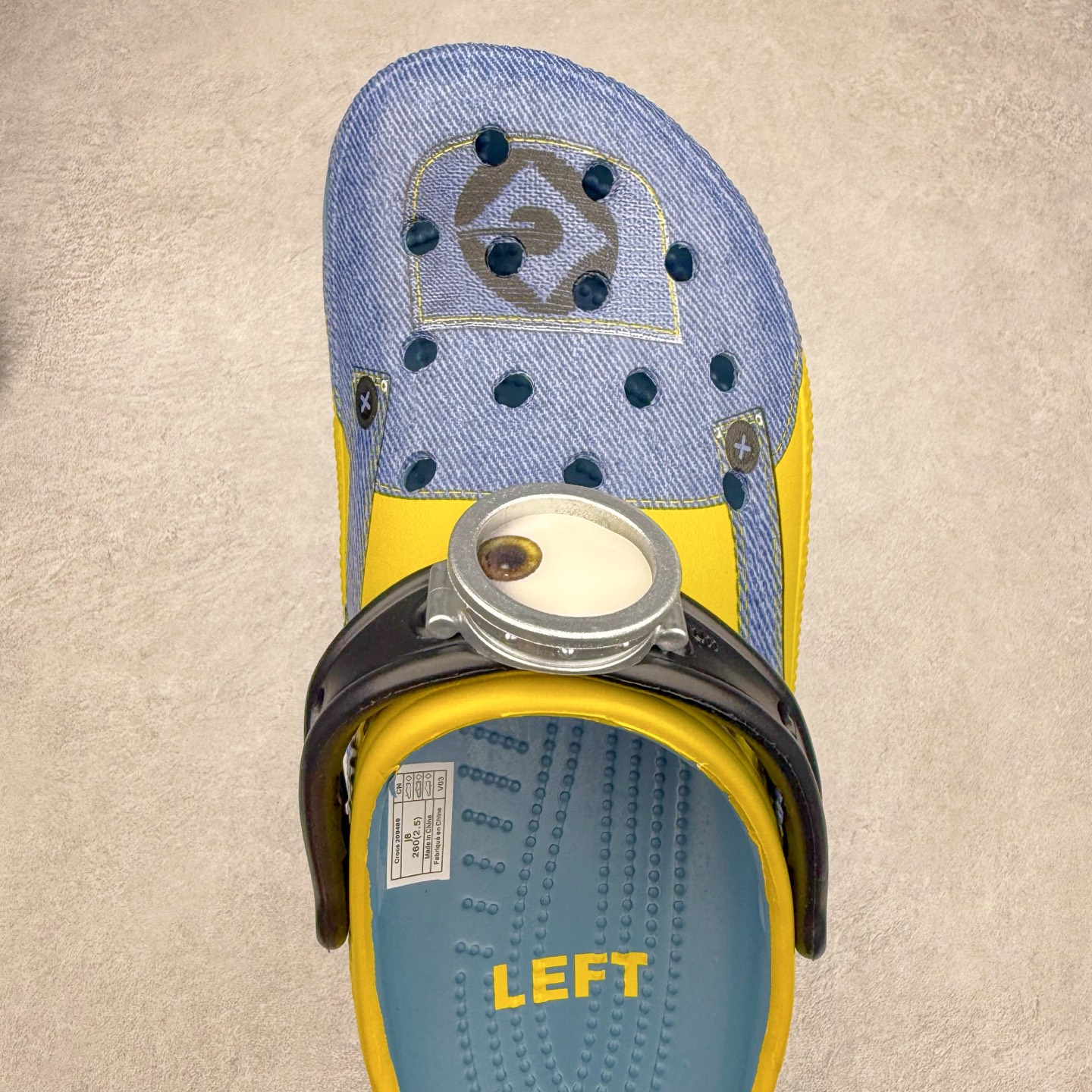 图片[3]-Crocs Classic Clog卡骆驰小黄人联名限定合作系列EVA经典一脚蹬包头洞洞鞋 男女同款 超轻Croslite专利材料打造 鞋面更加耐用易清洗 该鞋款轻盈舒适 2002年 经典克骆格诞生 秉承外形简单 穿着舒适的初衷 不断为消费者带来舒适的穿着体验 穿出“趣”味 鞋面洞洞可搭彰显个性的智必星 一鞋两穿 可调节式后跟带增添鞋身的稳固性能 放前面变成愜意舒适的凉拖 放后面行走跑跳更加稳妥 Croslite ™材料 封闭式细胞树脂 能够在体温作用下自动变形以适应脚部形状 涉水性优秀的同时易于清洁 抓地力强 不易打滑 Crocs的核心理念：轻便 灵活 全方位的舒适感 同步官方尺码：M4（36-37） M5（37-38）M6（38-39）M7（39-40）M8（41-42）M9（42-43）M10（43-44）M11（45-46）-选品中心