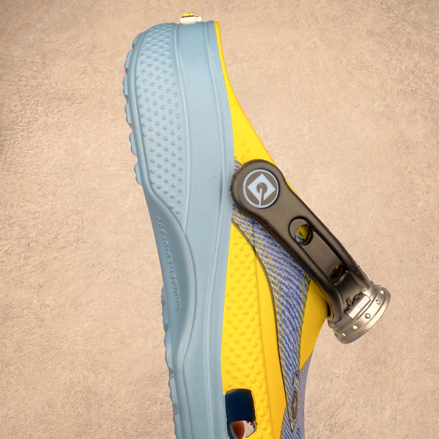 图片[5]-Crocs Classic Clog卡骆驰小黄人联名限定合作系列EVA经典一脚蹬包头洞洞鞋 男女同款 超轻Croslite专利材料打造 鞋面更加耐用易清洗 该鞋款轻盈舒适 2002年 经典克骆格诞生 秉承外形简单 穿着舒适的初衷 不断为消费者带来舒适的穿着体验 穿出“趣”味 鞋面洞洞可搭彰显个性的智必星 一鞋两穿 可调节式后跟带增添鞋身的稳固性能 放前面变成愜意舒适的凉拖 放后面行走跑跳更加稳妥 Croslite ™材料 封闭式细胞树脂 能够在体温作用下自动变形以适应脚部形状 涉水性优秀的同时易于清洁 抓地力强 不易打滑 Crocs的核心理念：轻便 灵活 全方位的舒适感 同步官方尺码：M4（36-37） M5（37-38）M6（38-39）M7（39-40）M8（41-42）M9（42-43）M10（43-44）M11（45-46）-选品中心