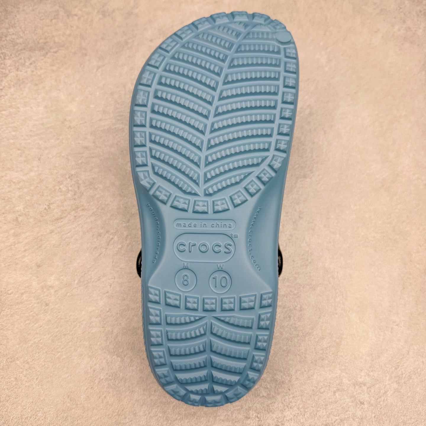 图片[8]-Crocs Classic Clog卡骆驰小黄人联名限定合作系列EVA经典一脚蹬包头洞洞鞋 男女同款 超轻Croslite专利材料打造 鞋面更加耐用易清洗 该鞋款轻盈舒适 2002年 经典克骆格诞生 秉承外形简单 穿着舒适的初衷 不断为消费者带来舒适的穿着体验 穿出“趣”味 鞋面洞洞可搭彰显个性的智必星 一鞋两穿 可调节式后跟带增添鞋身的稳固性能 放前面变成愜意舒适的凉拖 放后面行走跑跳更加稳妥 Croslite ™材料 封闭式细胞树脂 能够在体温作用下自动变形以适应脚部形状 涉水性优秀的同时易于清洁 抓地力强 不易打滑 Crocs的核心理念：轻便 灵活 全方位的舒适感 同步官方尺码：M4（36-37） M5（37-38）M6（38-39）M7（39-40）M8（41-42）M9（42-43）M10（43-44）M11（45-46）-选品中心