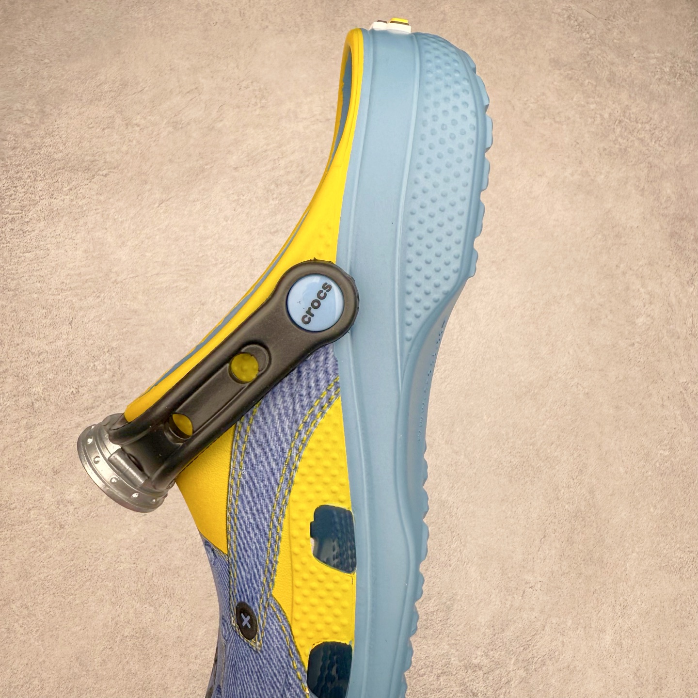 图片[6]-Crocs Classic Clog卡骆驰小黄人联名限定合作系列EVA经典一脚蹬包头洞洞鞋 男女同款 超轻Croslite专利材料打造 鞋面更加耐用易清洗 该鞋款轻盈舒适 2002年 经典克骆格诞生 秉承外形简单 穿着舒适的初衷 不断为消费者带来舒适的穿着体验 穿出“趣”味 鞋面洞洞可搭彰显个性的智必星 一鞋两穿 可调节式后跟带增添鞋身的稳固性能 放前面变成愜意舒适的凉拖 放后面行走跑跳更加稳妥 Croslite ™材料 封闭式细胞树脂 能够在体温作用下自动变形以适应脚部形状 涉水性优秀的同时易于清洁 抓地力强 不易打滑 Crocs的核心理念：轻便 灵活 全方位的舒适感 同步官方尺码：M4（36-37） M5（37-38）M6（38-39）M7（39-40）M8（41-42）M9（42-43）M10（43-44）M11（45-46）-选品中心