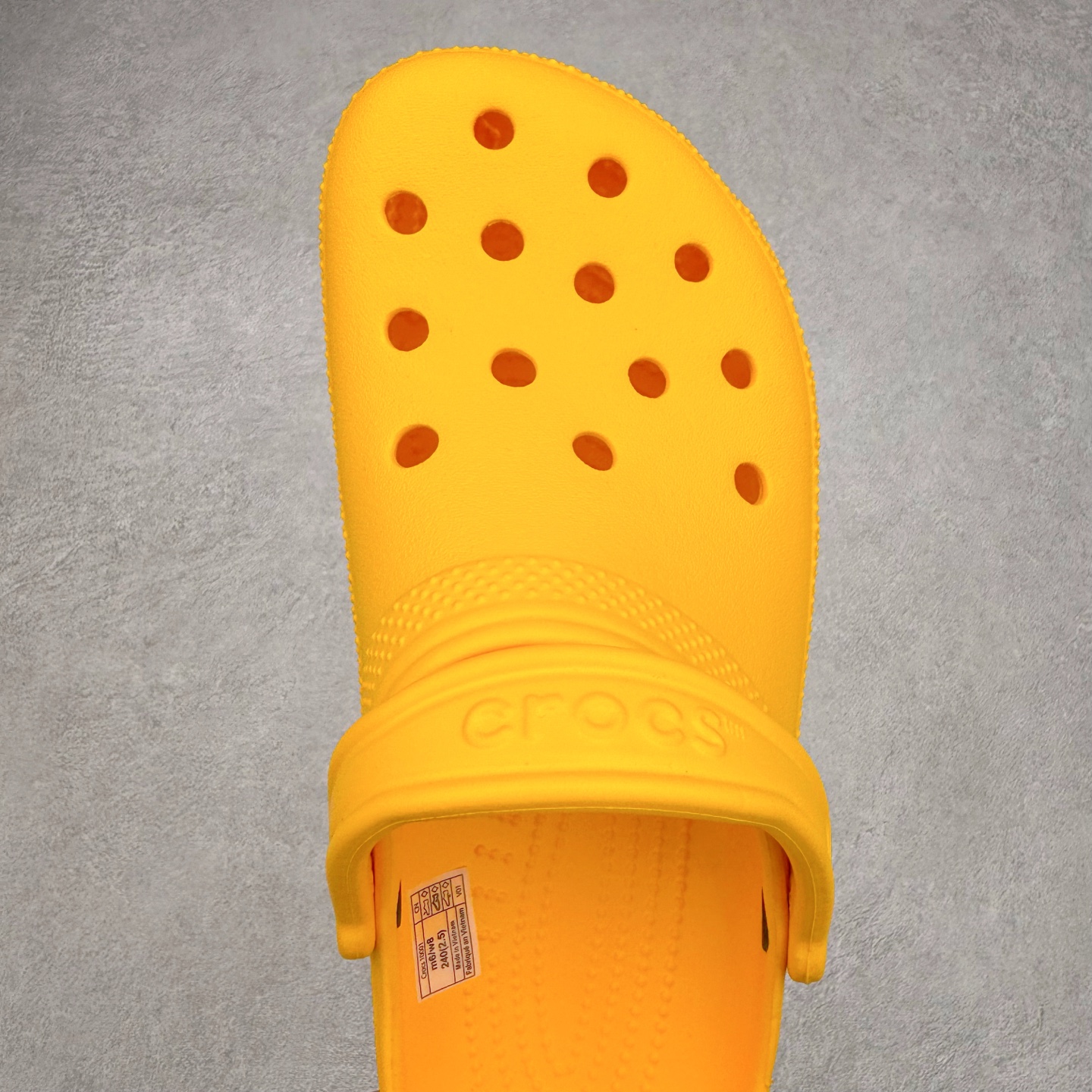 图片[4]-＃DG莞产 Crocs Classic Clog 卡骆驰经典简约休闲沙滩洞洞拖鞋凉鞋 透明防水袋包装 注意配件需单独购买 超轻Croslite专利材料打造 鞋面更加耐用易清洗 该鞋款轻盈舒适 2002年 经典克骆格诞生 秉承外形简单 穿着舒适的初衷 不断为消费者带来舒适的穿着体验 穿出“趣”味 鞋面洞洞可搭彰显个性的智必星 一鞋两穿 可调节式后跟带增添鞋身的稳固性能 放前面变成愜意舒适的凉拖 放后面行走跑跳更加稳妥 Croslite ™材料 封闭式细胞树脂 能够在体温作用下自动变形以适应脚部形状 涉水性优秀的同时易于清洁 抓地力强 不易打滑 Crocs的核心理念：轻便 灵活 全方位的舒适感 同步官方尺码：M4（36-37） M5（37-38）M6（38-39）M7（39-40）M8（41-42）M9（42-43）M10（43-44）M11（45-46）-选品中心