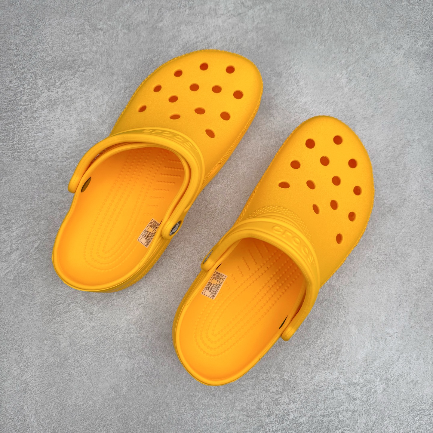 图片[3]-＃DG莞产 Crocs Classic Clog 卡骆驰经典简约休闲沙滩洞洞拖鞋凉鞋 透明防水袋包装 注意配件需单独购买 超轻Croslite专利材料打造 鞋面更加耐用易清洗 该鞋款轻盈舒适 2002年 经典克骆格诞生 秉承外形简单 穿着舒适的初衷 不断为消费者带来舒适的穿着体验 穿出“趣”味 鞋面洞洞可搭彰显个性的智必星 一鞋两穿 可调节式后跟带增添鞋身的稳固性能 放前面变成愜意舒适的凉拖 放后面行走跑跳更加稳妥 Croslite ™材料 封闭式细胞树脂 能够在体温作用下自动变形以适应脚部形状 涉水性优秀的同时易于清洁 抓地力强 不易打滑 Crocs的核心理念：轻便 灵活 全方位的舒适感 同步官方尺码：M4（36-37） M5（37-38）M6（38-39）M7（39-40）M8（41-42）M9（42-43）M10（43-44）M11（45-46）-选品中心