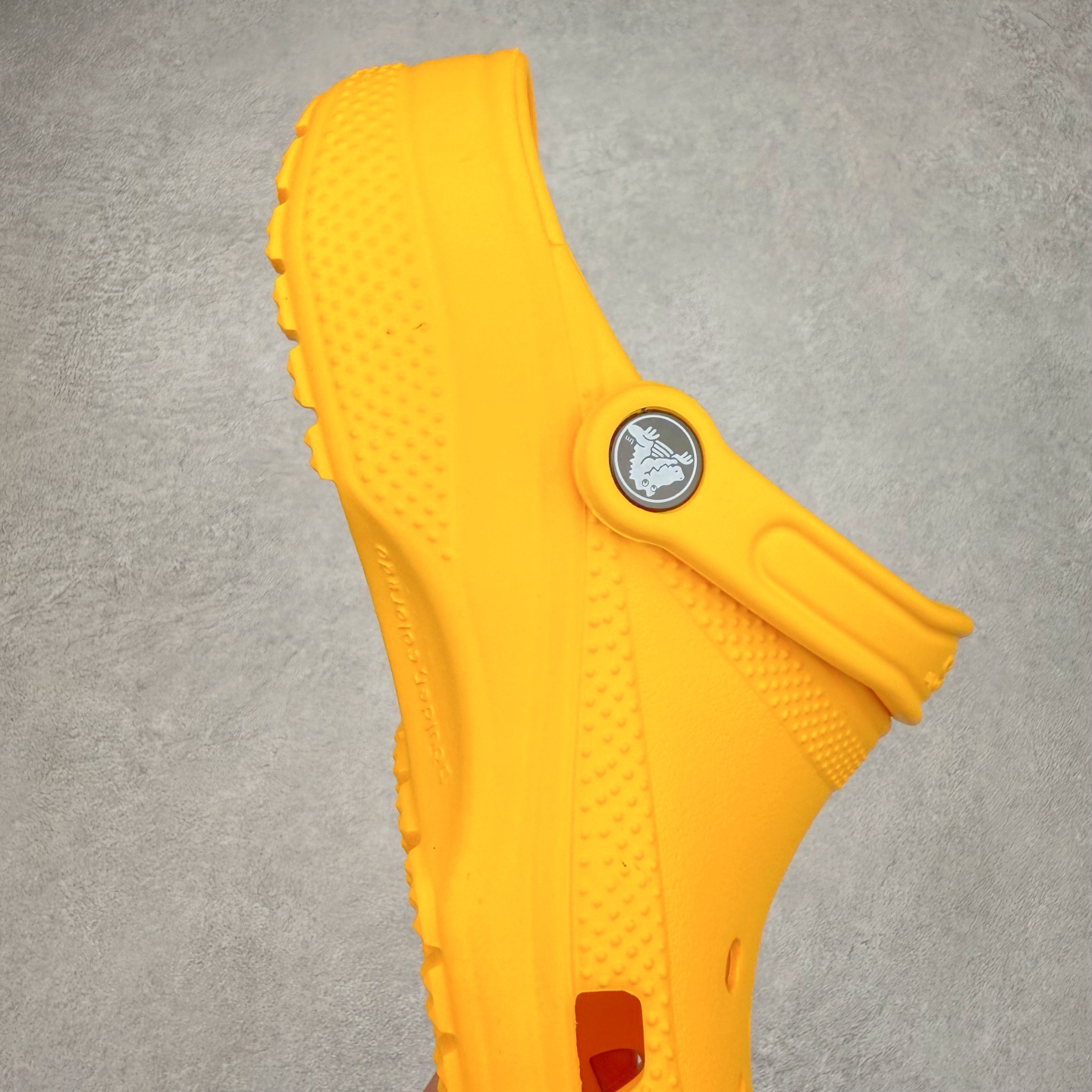 图片[6]-＃DG莞产 Crocs Classic Clog 卡骆驰经典简约休闲沙滩洞洞拖鞋凉鞋 透明防水袋包装 注意配件需单独购买 超轻Croslite专利材料打造 鞋面更加耐用易清洗 该鞋款轻盈舒适 2002年 经典克骆格诞生 秉承外形简单 穿着舒适的初衷 不断为消费者带来舒适的穿着体验 穿出“趣”味 鞋面洞洞可搭彰显个性的智必星 一鞋两穿 可调节式后跟带增添鞋身的稳固性能 放前面变成愜意舒适的凉拖 放后面行走跑跳更加稳妥 Croslite ™材料 封闭式细胞树脂 能够在体温作用下自动变形以适应脚部形状 涉水性优秀的同时易于清洁 抓地力强 不易打滑 Crocs的核心理念：轻便 灵活 全方位的舒适感 同步官方尺码：M4（36-37） M5（37-38）M6（38-39）M7（39-40）M8（41-42）M9（42-43）M10（43-44）M11（45-46）-选品中心