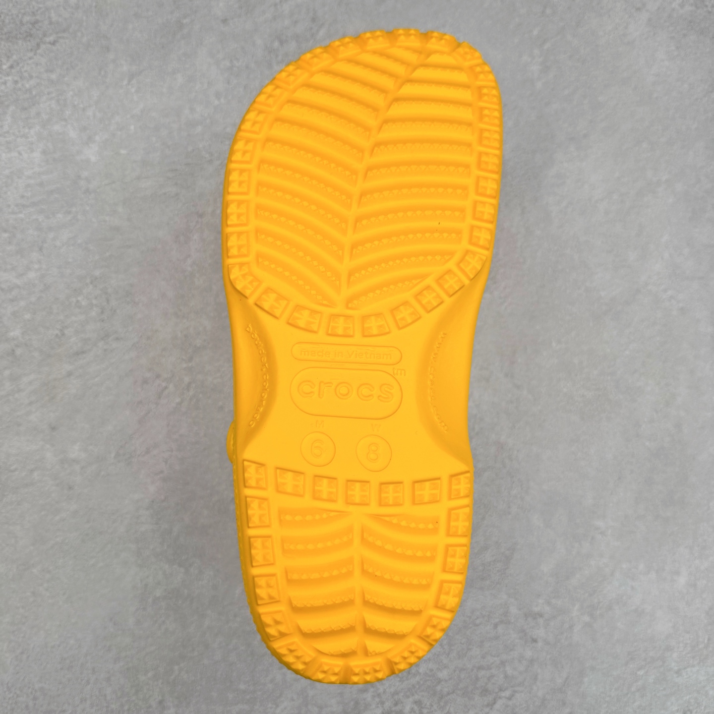 图片[9]-＃DG莞产 Crocs Classic Clog 卡骆驰经典简约休闲沙滩洞洞拖鞋凉鞋 透明防水袋包装 注意配件需单独购买 超轻Croslite专利材料打造 鞋面更加耐用易清洗 该鞋款轻盈舒适 2002年 经典克骆格诞生 秉承外形简单 穿着舒适的初衷 不断为消费者带来舒适的穿着体验 穿出“趣”味 鞋面洞洞可搭彰显个性的智必星 一鞋两穿 可调节式后跟带增添鞋身的稳固性能 放前面变成愜意舒适的凉拖 放后面行走跑跳更加稳妥 Croslite ™材料 封闭式细胞树脂 能够在体温作用下自动变形以适应脚部形状 涉水性优秀的同时易于清洁 抓地力强 不易打滑 Crocs的核心理念：轻便 灵活 全方位的舒适感 同步官方尺码：M4（36-37） M5（37-38）M6（38-39）M7（39-40）M8（41-42）M9（42-43）M10（43-44）M11（45-46）-选品中心