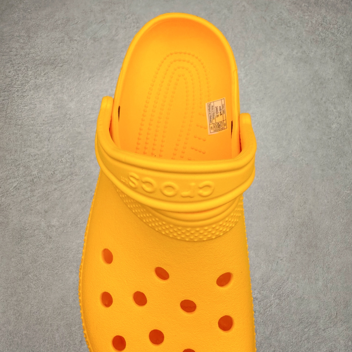 图片[5]-＃DG莞产 Crocs Classic Clog 卡骆驰经典简约休闲沙滩洞洞拖鞋凉鞋 透明防水袋包装 注意配件需单独购买 超轻Croslite专利材料打造 鞋面更加耐用易清洗 该鞋款轻盈舒适 2002年 经典克骆格诞生 秉承外形简单 穿着舒适的初衷 不断为消费者带来舒适的穿着体验 穿出“趣”味 鞋面洞洞可搭彰显个性的智必星 一鞋两穿 可调节式后跟带增添鞋身的稳固性能 放前面变成愜意舒适的凉拖 放后面行走跑跳更加稳妥 Croslite ™材料 封闭式细胞树脂 能够在体温作用下自动变形以适应脚部形状 涉水性优秀的同时易于清洁 抓地力强 不易打滑 Crocs的核心理念：轻便 灵活 全方位的舒适感 同步官方尺码：M4（36-37） M5（37-38）M6（38-39）M7（39-40）M8（41-42）M9（42-43）M10（43-44）M11（45-46）-选品中心