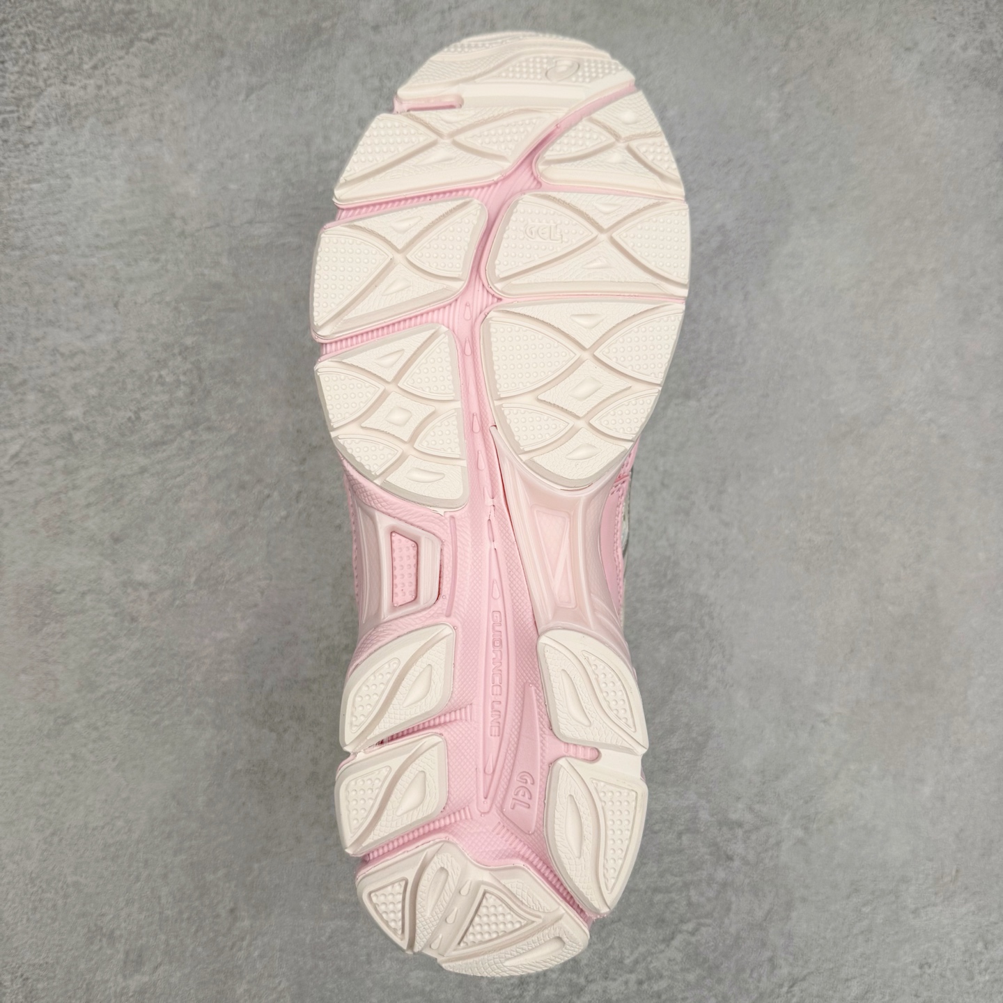 图片[9]-Asics GEL-NYC 亚瑟士防滑耐磨透气低帮运动休闲鞋 GEL-NYC™ 运动鞋的灵感源自传统和现代高性能跑步风格 其鞋面结构参考了 2000 年代初的 GEL-NIMBUS™ 3 鞋 并将其与 MC-PLUS V 设计中的各种装饰融为一体 该工装通过使用 GEL-CUMULUS® 16 鞋的工装系统来对比鞋面的复古风格 通过轻质泡沫和 GEL® 技术嵌入物的结合 这种中底结构有助于创造先进的脚底舒适度 尺码：36 37 37.5 38 39 40.5 41.5 42 42.5 43.5 44 45-选品中心