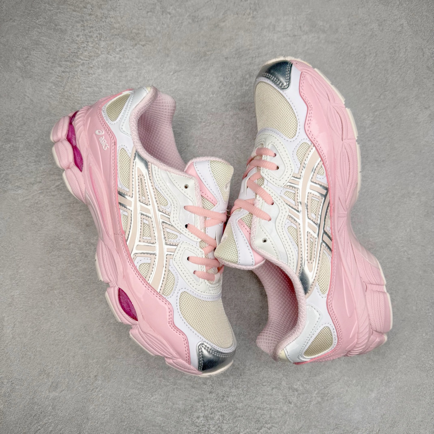 图片[3]-Asics GEL-NYC 亚瑟士防滑耐磨透气低帮运动休闲鞋 GEL-NYC™ 运动鞋的灵感源自传统和现代高性能跑步风格 其鞋面结构参考了 2000 年代初的 GEL-NIMBUS™ 3 鞋 并将其与 MC-PLUS V 设计中的各种装饰融为一体 该工装通过使用 GEL-CUMULUS® 16 鞋的工装系统来对比鞋面的复古风格 通过轻质泡沫和 GEL® 技术嵌入物的结合 这种中底结构有助于创造先进的脚底舒适度 尺码：36 37 37.5 38 39 40.5 41.5 42 42.5 43.5 44 45-选品中心