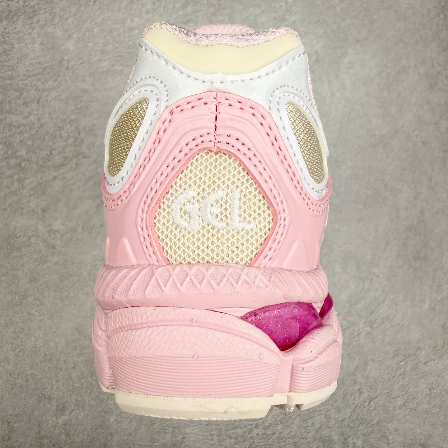 图片[8]-Asics GEL-NYC 亚瑟士防滑耐磨透气低帮运动休闲鞋 GEL-NYC™ 运动鞋的灵感源自传统和现代高性能跑步风格 其鞋面结构参考了 2000 年代初的 GEL-NIMBUS™ 3 鞋 并将其与 MC-PLUS V 设计中的各种装饰融为一体 该工装通过使用 GEL-CUMULUS® 16 鞋的工装系统来对比鞋面的复古风格 通过轻质泡沫和 GEL® 技术嵌入物的结合 这种中底结构有助于创造先进的脚底舒适度 尺码：36 37 37.5 38 39 40.5 41.5 42 42.5 43.5 44 45-选品中心