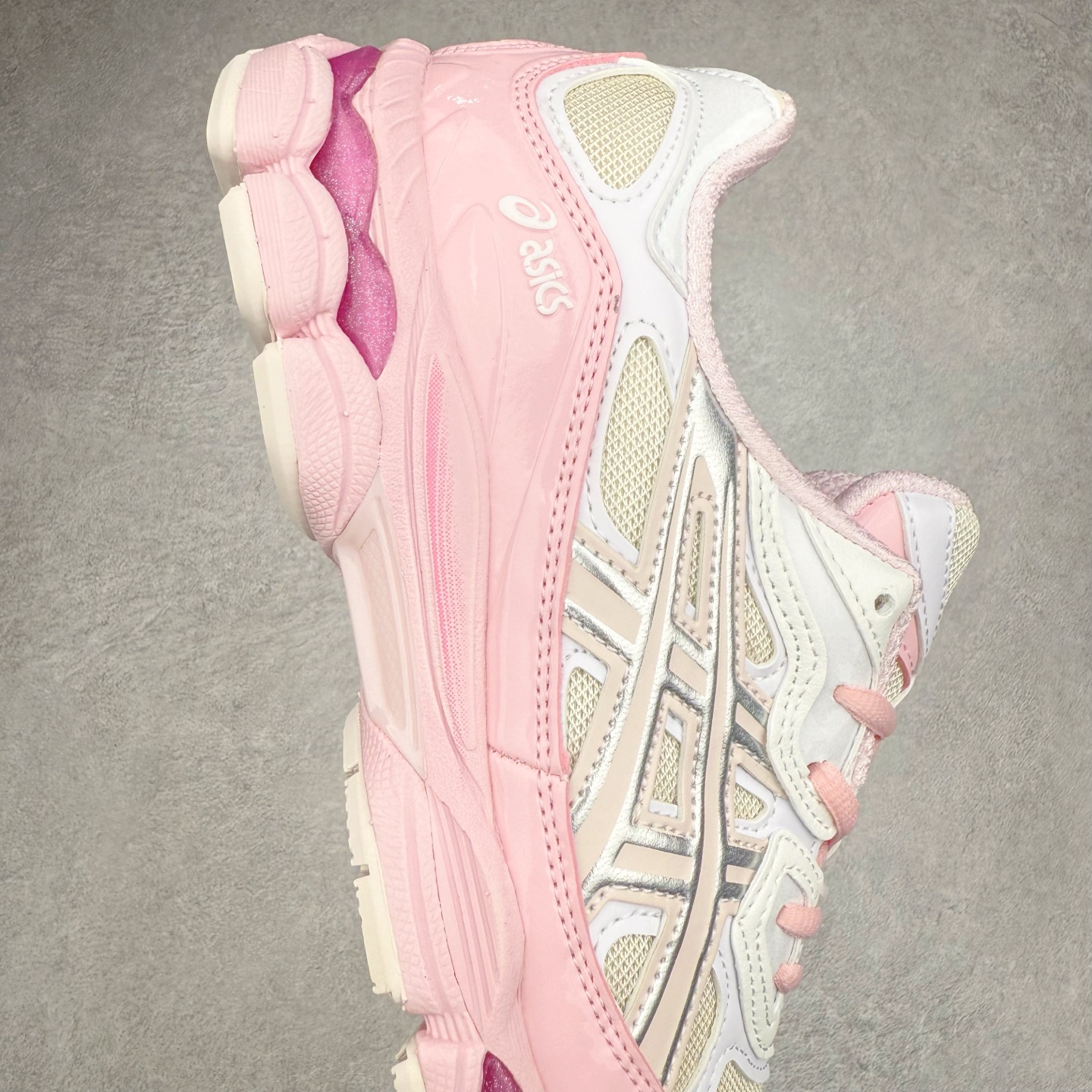 图片[7]-Asics GEL-NYC 亚瑟士防滑耐磨透气低帮运动休闲鞋 GEL-NYC™ 运动鞋的灵感源自传统和现代高性能跑步风格 其鞋面结构参考了 2000 年代初的 GEL-NIMBUS™ 3 鞋 并将其与 MC-PLUS V 设计中的各种装饰融为一体 该工装通过使用 GEL-CUMULUS® 16 鞋的工装系统来对比鞋面的复古风格 通过轻质泡沫和 GEL® 技术嵌入物的结合 这种中底结构有助于创造先进的脚底舒适度 尺码：36 37 37.5 38 39 40.5 41.5 42 42.5 43.5 44 45-选品中心