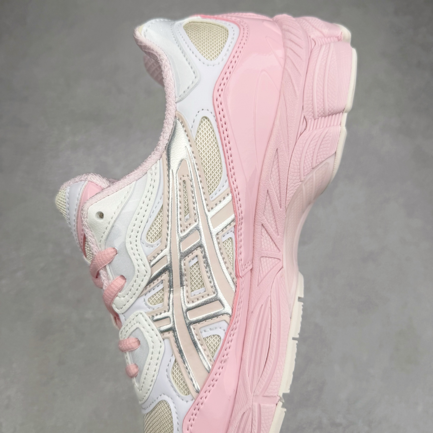 图片[6]-Asics GEL-NYC 亚瑟士防滑耐磨透气低帮运动休闲鞋 GEL-NYC™ 运动鞋的灵感源自传统和现代高性能跑步风格 其鞋面结构参考了 2000 年代初的 GEL-NIMBUS™ 3 鞋 并将其与 MC-PLUS V 设计中的各种装饰融为一体 该工装通过使用 GEL-CUMULUS® 16 鞋的工装系统来对比鞋面的复古风格 通过轻质泡沫和 GEL® 技术嵌入物的结合 这种中底结构有助于创造先进的脚底舒适度 尺码：36 37 37.5 38 39 40.5 41.5 42 42.5 43.5 44 45-选品中心