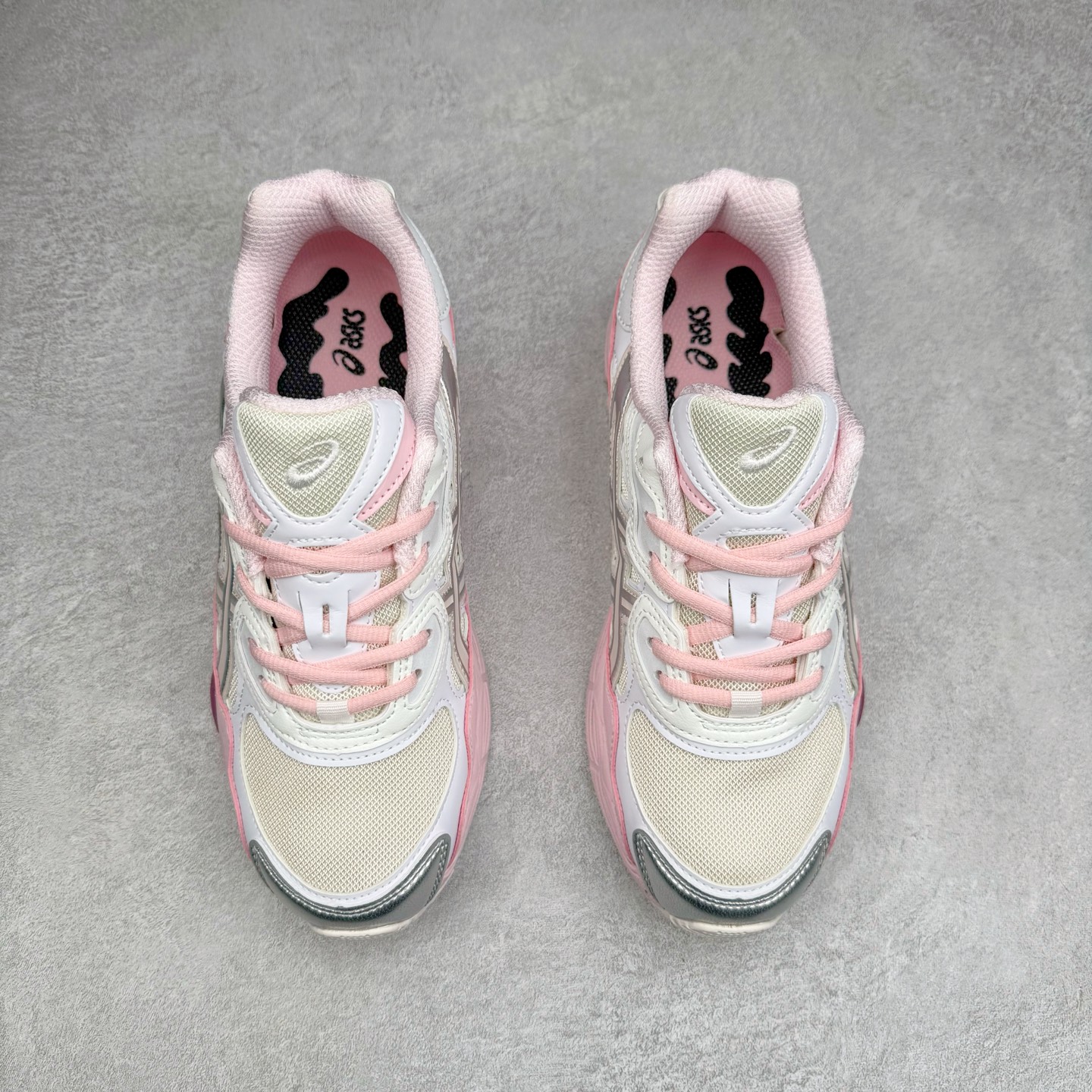 图片[2]-Asics GEL-NYC 亚瑟士防滑耐磨透气低帮运动休闲鞋 GEL-NYC™ 运动鞋的灵感源自传统和现代高性能跑步风格 其鞋面结构参考了 2000 年代初的 GEL-NIMBUS™ 3 鞋 并将其与 MC-PLUS V 设计中的各种装饰融为一体 该工装通过使用 GEL-CUMULUS® 16 鞋的工装系统来对比鞋面的复古风格 通过轻质泡沫和 GEL® 技术嵌入物的结合 这种中底结构有助于创造先进的脚底舒适度 尺码：36 37 37.5 38 39 40.5 41.5 42 42.5 43.5 44 45-选品中心