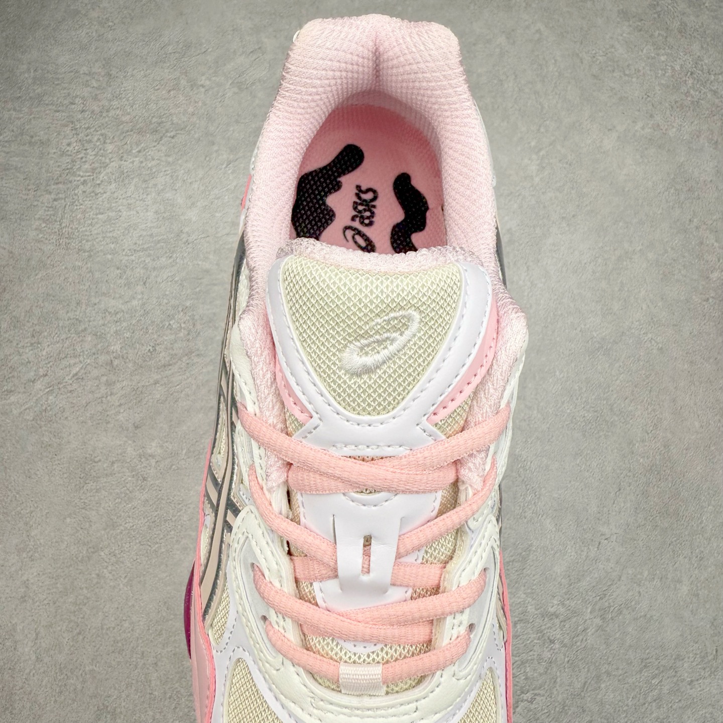 图片[5]-Asics GEL-NYC 亚瑟士防滑耐磨透气低帮运动休闲鞋 GEL-NYC™ 运动鞋的灵感源自传统和现代高性能跑步风格 其鞋面结构参考了 2000 年代初的 GEL-NIMBUS™ 3 鞋 并将其与 MC-PLUS V 设计中的各种装饰融为一体 该工装通过使用 GEL-CUMULUS® 16 鞋的工装系统来对比鞋面的复古风格 通过轻质泡沫和 GEL® 技术嵌入物的结合 这种中底结构有助于创造先进的脚底舒适度 尺码：36 37 37.5 38 39 40.5 41.5 42 42.5 43.5 44 45-选品中心