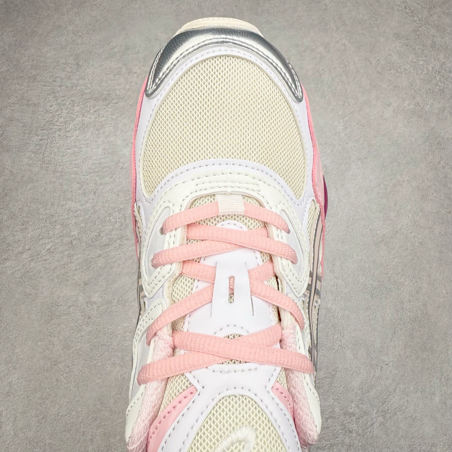 图片[4]-Asics GEL-NYC 亚瑟士防滑耐磨透气低帮运动休闲鞋 GEL-NYC™ 运动鞋的灵感源自传统和现代高性能跑步风格 其鞋面结构参考了 2000 年代初的 GEL-NIMBUS™ 3 鞋 并将其与 MC-PLUS V 设计中的各种装饰融为一体 该工装通过使用 GEL-CUMULUS® 16 鞋的工装系统来对比鞋面的复古风格 通过轻质泡沫和 GEL® 技术嵌入物的结合 这种中底结构有助于创造先进的脚底舒适度 尺码：36 37 37.5 38 39 40.5 41.5 42 42.5 43.5 44 45-选品中心