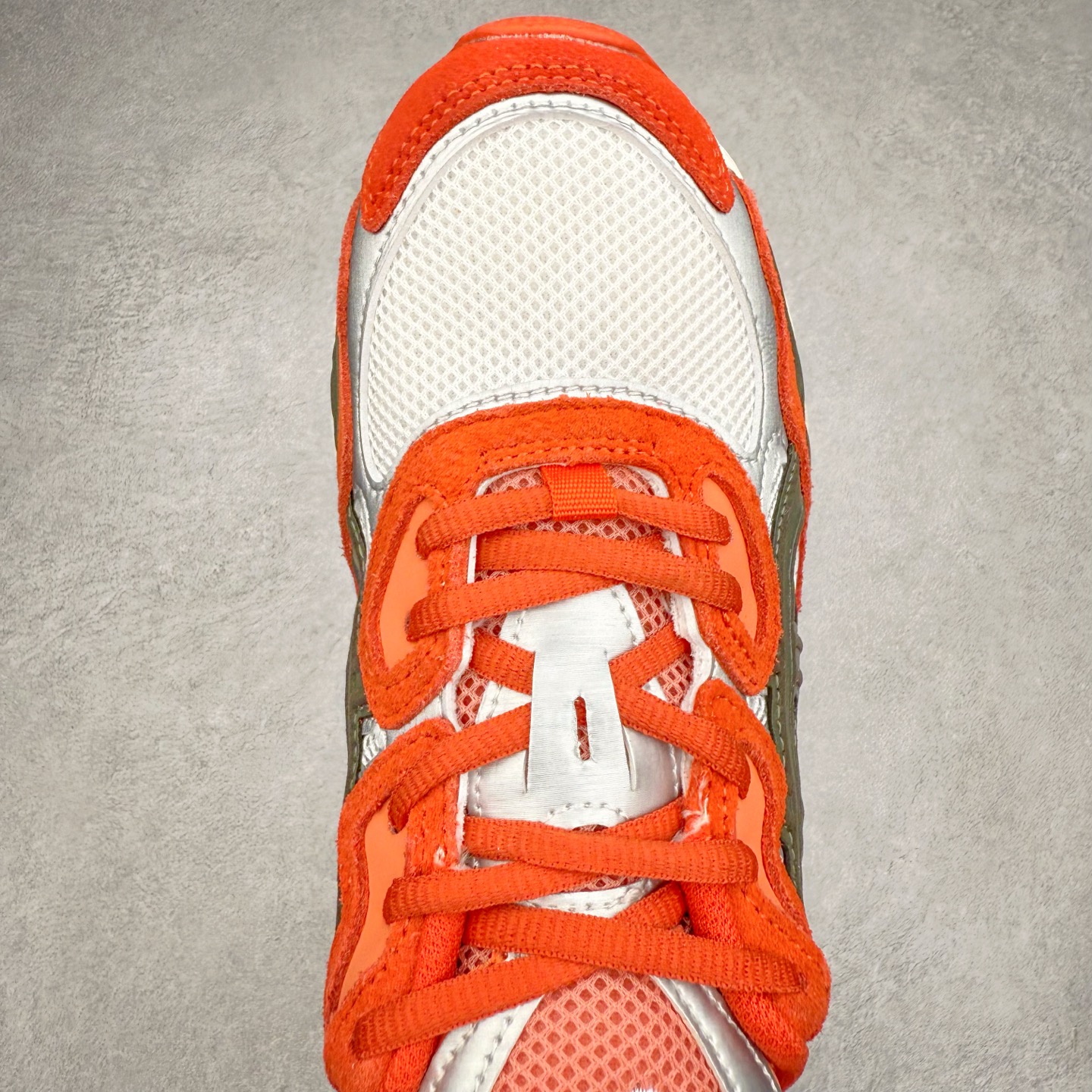 图片[4]-Asics GEL-NYC 亚瑟士防滑耐磨透气低帮运动休闲鞋 GEL-NYC™ 运动鞋的灵感源自传统和现代高性能跑步风格 其鞋面结构参考了 2000 年代初的 GEL-NIMBUS™ 3 鞋 并将其与 MC-PLUS V 设计中的各种装饰融为一体 该工装通过使用 GEL-CUMULUS® 16 鞋的工装系统来对比鞋面的复古风格 通过轻质泡沫和 GEL® 技术嵌入物的结合 这种中底结构有助于创造先进的脚底舒适度 尺码：36 37 37.5 38 39 40.5 41.5 42 42.5 43.5 44 45-选品中心