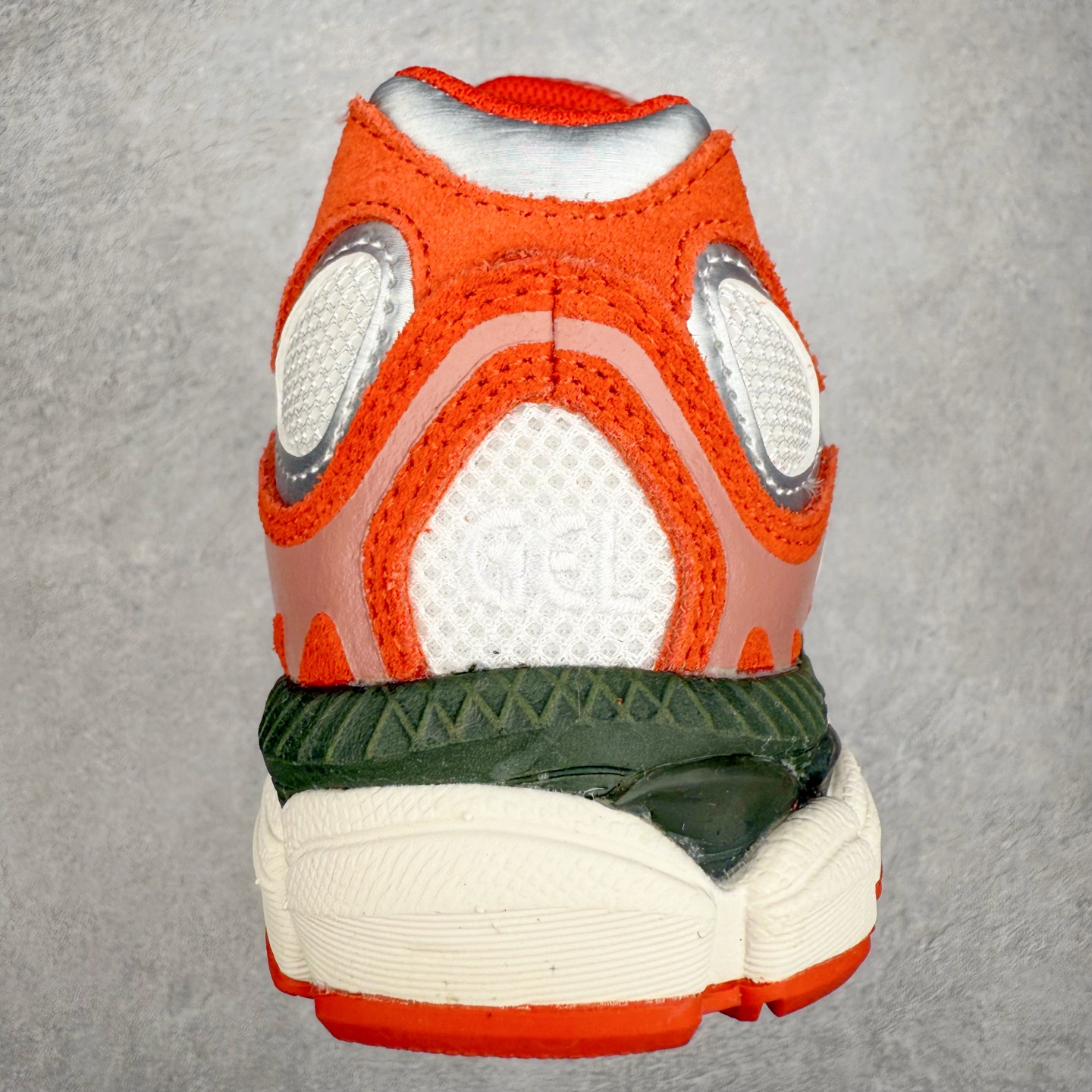 图片[8]-Asics GEL-NYC 亚瑟士防滑耐磨透气低帮运动休闲鞋 GEL-NYC™ 运动鞋的灵感源自传统和现代高性能跑步风格 其鞋面结构参考了 2000 年代初的 GEL-NIMBUS™ 3 鞋 并将其与 MC-PLUS V 设计中的各种装饰融为一体 该工装通过使用 GEL-CUMULUS® 16 鞋的工装系统来对比鞋面的复古风格 通过轻质泡沫和 GEL® 技术嵌入物的结合 这种中底结构有助于创造先进的脚底舒适度 尺码：36 37 37.5 38 39 40.5 41.5 42 42.5 43.5 44 45-选品中心