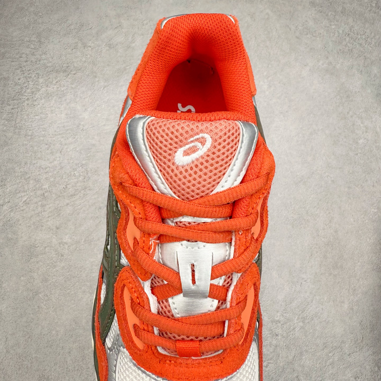 图片[5]-Asics GEL-NYC 亚瑟士防滑耐磨透气低帮运动休闲鞋 GEL-NYC™ 运动鞋的灵感源自传统和现代高性能跑步风格 其鞋面结构参考了 2000 年代初的 GEL-NIMBUS™ 3 鞋 并将其与 MC-PLUS V 设计中的各种装饰融为一体 该工装通过使用 GEL-CUMULUS® 16 鞋的工装系统来对比鞋面的复古风格 通过轻质泡沫和 GEL® 技术嵌入物的结合 这种中底结构有助于创造先进的脚底舒适度 尺码：36 37 37.5 38 39 40.5 41.5 42 42.5 43.5 44 45-选品中心