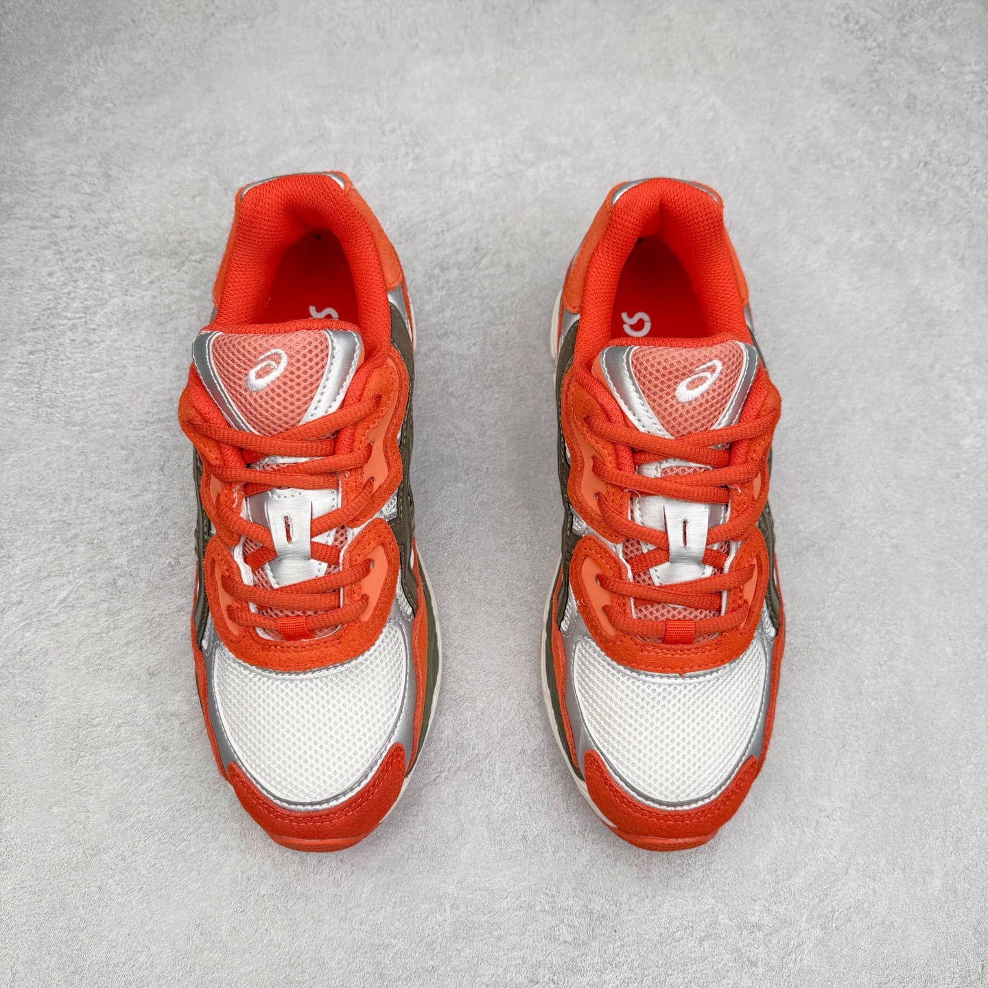 图片[2]-Asics GEL-NYC 亚瑟士防滑耐磨透气低帮运动休闲鞋 GEL-NYC™ 运动鞋的灵感源自传统和现代高性能跑步风格 其鞋面结构参考了 2000 年代初的 GEL-NIMBUS™ 3 鞋 并将其与 MC-PLUS V 设计中的各种装饰融为一体 该工装通过使用 GEL-CUMULUS® 16 鞋的工装系统来对比鞋面的复古风格 通过轻质泡沫和 GEL® 技术嵌入物的结合 这种中底结构有助于创造先进的脚底舒适度 尺码：36 37 37.5 38 39 40.5 41.5 42 42.5 43.5 44 45-选品中心