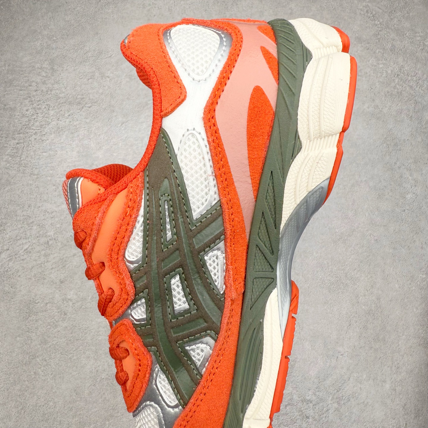 图片[7]-Asics GEL-NYC 亚瑟士防滑耐磨透气低帮运动休闲鞋 GEL-NYC™ 运动鞋的灵感源自传统和现代高性能跑步风格 其鞋面结构参考了 2000 年代初的 GEL-NIMBUS™ 3 鞋 并将其与 MC-PLUS V 设计中的各种装饰融为一体 该工装通过使用 GEL-CUMULUS® 16 鞋的工装系统来对比鞋面的复古风格 通过轻质泡沫和 GEL® 技术嵌入物的结合 这种中底结构有助于创造先进的脚底舒适度 尺码：36 37 37.5 38 39 40.5 41.5 42 42.5 43.5 44 45-选品中心