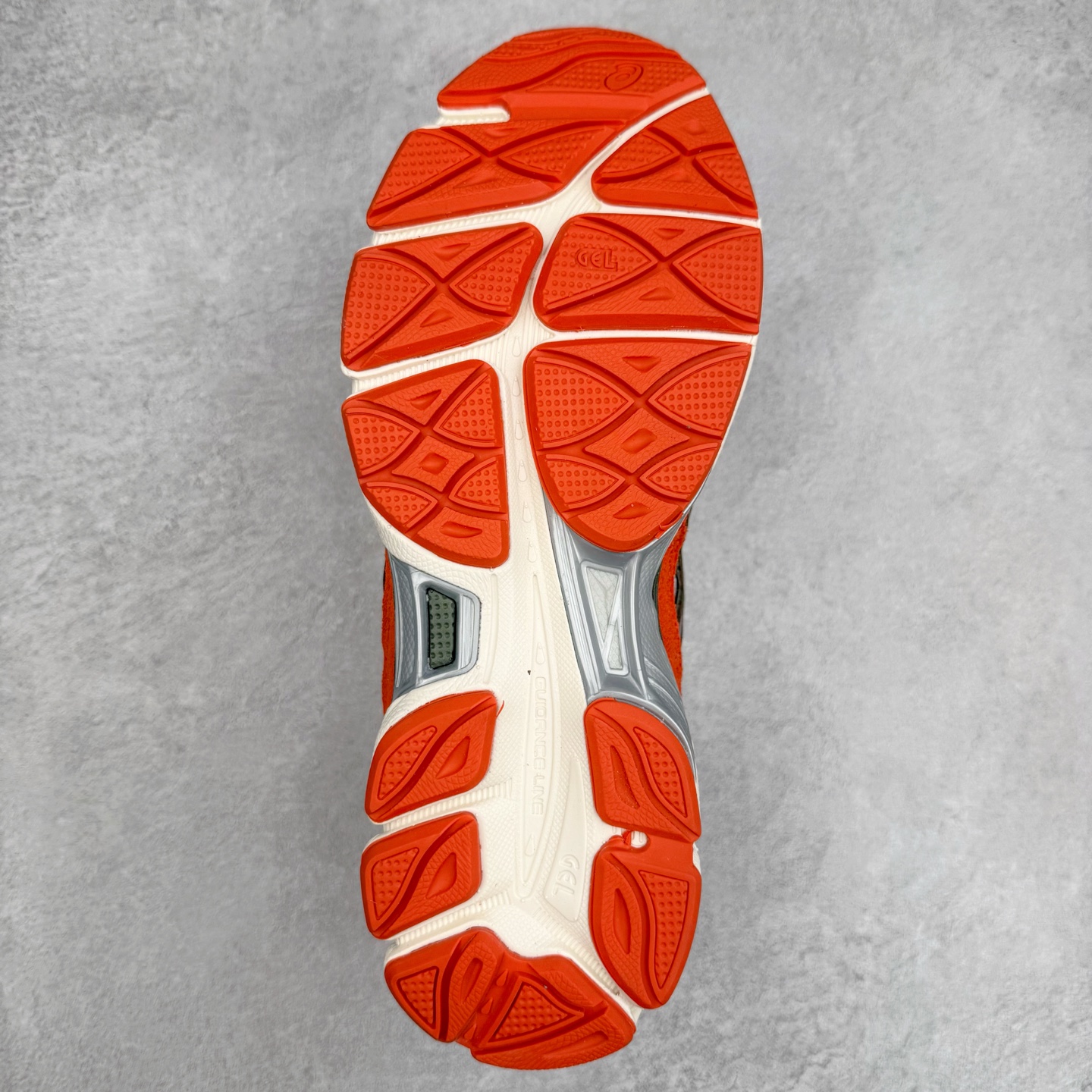 图片[9]-Asics GEL-NYC 亚瑟士防滑耐磨透气低帮运动休闲鞋 GEL-NYC™ 运动鞋的灵感源自传统和现代高性能跑步风格 其鞋面结构参考了 2000 年代初的 GEL-NIMBUS™ 3 鞋 并将其与 MC-PLUS V 设计中的各种装饰融为一体 该工装通过使用 GEL-CUMULUS® 16 鞋的工装系统来对比鞋面的复古风格 通过轻质泡沫和 GEL® 技术嵌入物的结合 这种中底结构有助于创造先进的脚底舒适度 尺码：36 37 37.5 38 39 40.5 41.5 42 42.5 43.5 44 45-选品中心