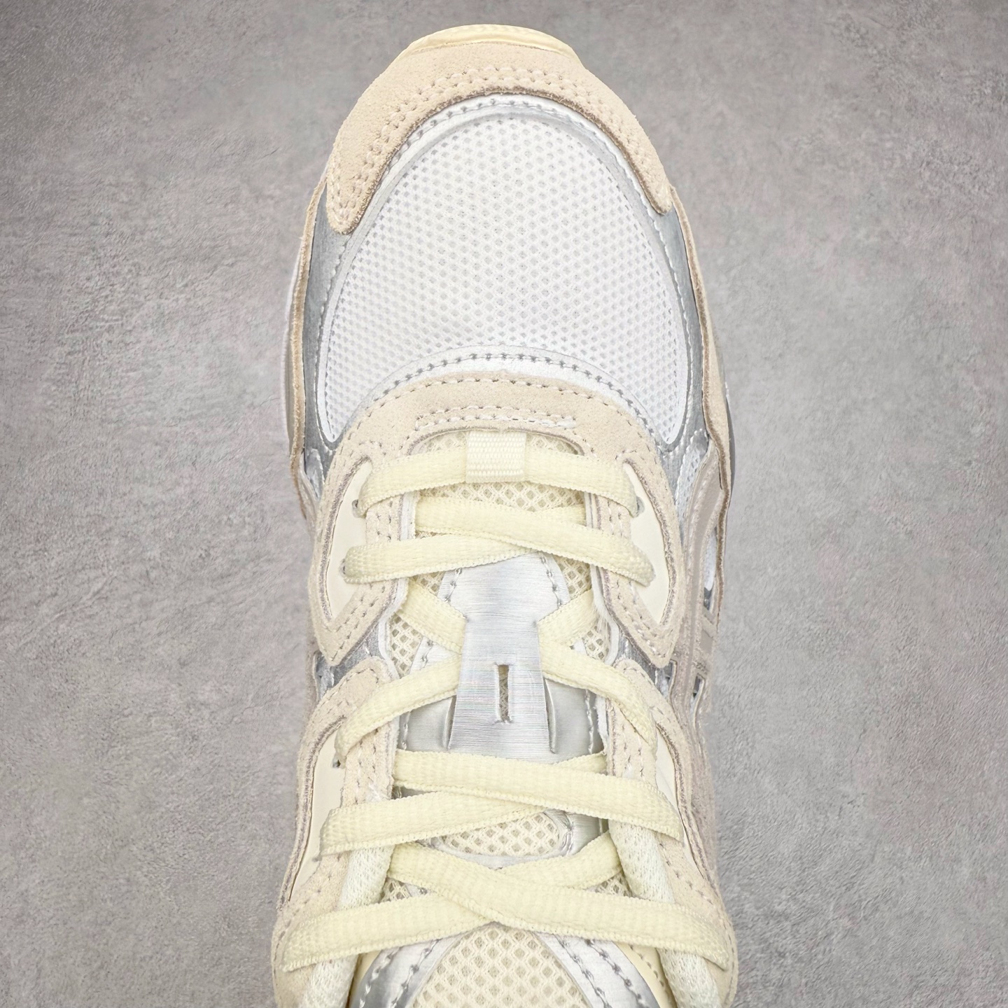 图片[4]-Asics GEL-NYC 亚瑟士防滑耐磨透气低帮运动休闲鞋 GEL-NYC™ 运动鞋的灵感源自传统和现代高性能跑步风格 其鞋面结构参考了 2000 年代初的 GEL-NIMBUS™ 3 鞋 并将其与 MC-PLUS V 设计中的各种装饰融为一体 该工装通过使用 GEL-CUMULUS® 16 鞋的工装系统来对比鞋面的复古风格 通过轻质泡沫和 GEL® 技术嵌入物的结合 这种中底结构有助于创造先进的脚底舒适度 尺码：36 37 37.5 38 39 40.5 41.5 42 42.5 43.5 44 45-选品中心