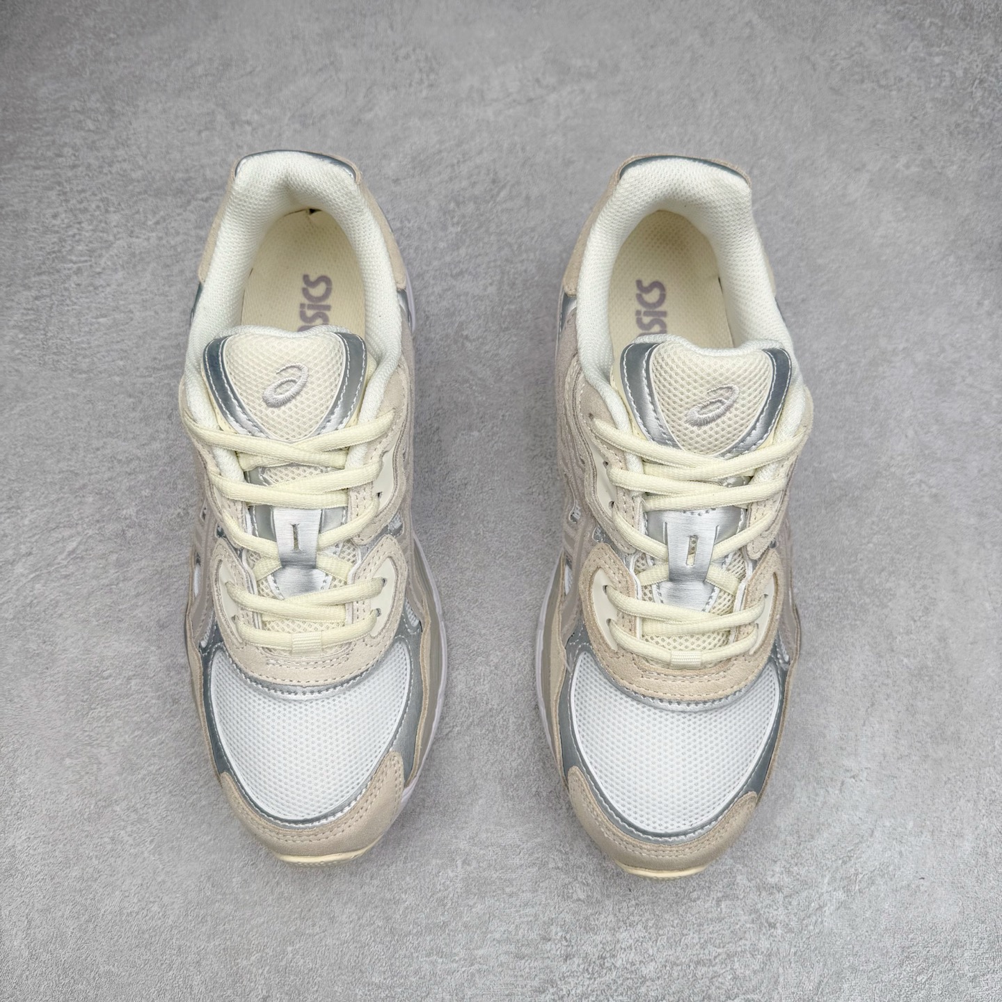 图片[2]-Asics GEL-NYC 亚瑟士防滑耐磨透气低帮运动休闲鞋 GEL-NYC™ 运动鞋的灵感源自传统和现代高性能跑步风格 其鞋面结构参考了 2000 年代初的 GEL-NIMBUS™ 3 鞋 并将其与 MC-PLUS V 设计中的各种装饰融为一体 该工装通过使用 GEL-CUMULUS® 16 鞋的工装系统来对比鞋面的复古风格 通过轻质泡沫和 GEL® 技术嵌入物的结合 这种中底结构有助于创造先进的脚底舒适度 尺码：36 37 37.5 38 39 40.5 41.5 42 42.5 43.5 44 45-选品中心