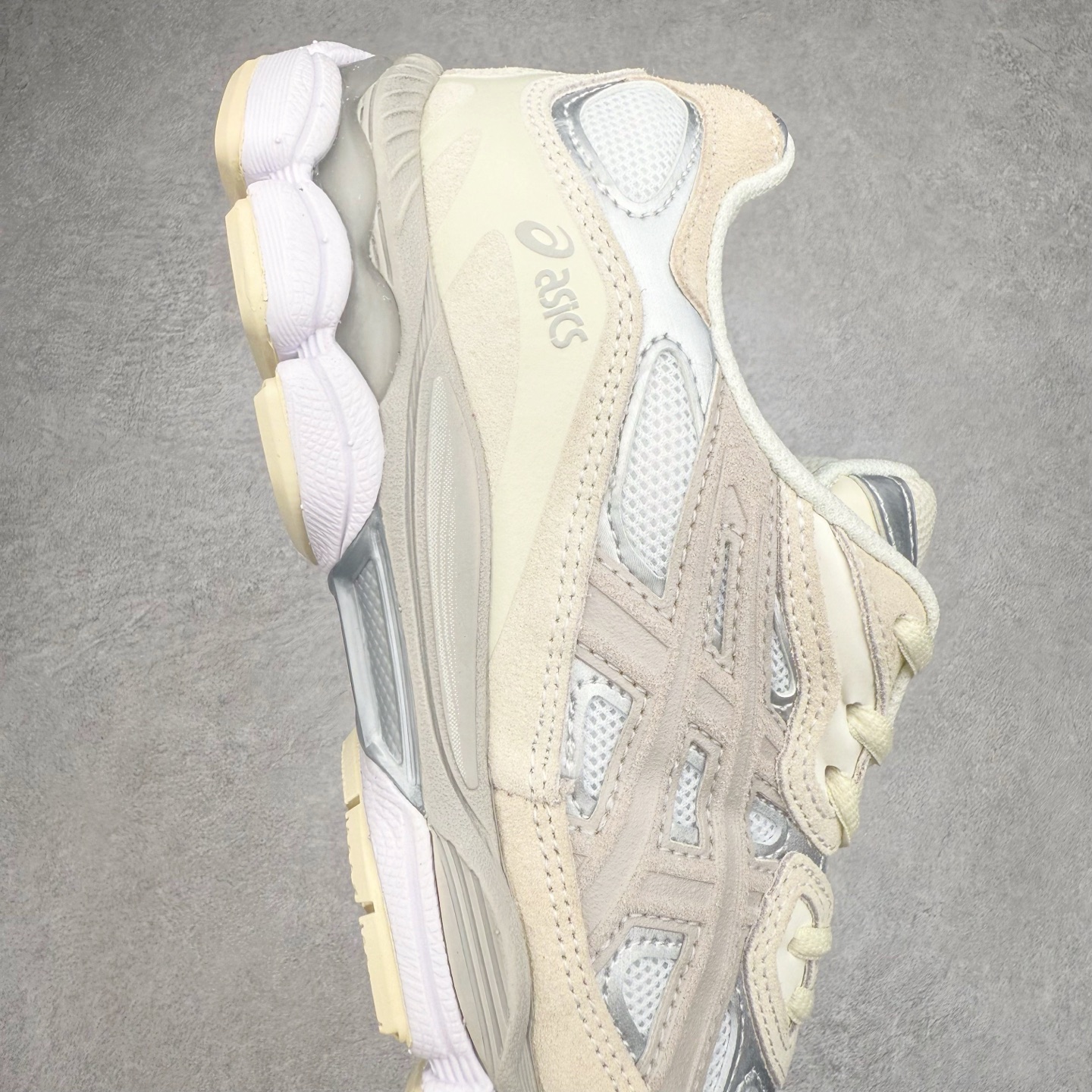 图片[6]-Asics GEL-NYC 亚瑟士防滑耐磨透气低帮运动休闲鞋 GEL-NYC™ 运动鞋的灵感源自传统和现代高性能跑步风格 其鞋面结构参考了 2000 年代初的 GEL-NIMBUS™ 3 鞋 并将其与 MC-PLUS V 设计中的各种装饰融为一体 该工装通过使用 GEL-CUMULUS® 16 鞋的工装系统来对比鞋面的复古风格 通过轻质泡沫和 GEL® 技术嵌入物的结合 这种中底结构有助于创造先进的脚底舒适度 尺码：36 37 37.5 38 39 40.5 41.5 42 42.5 43.5 44 45-选品中心