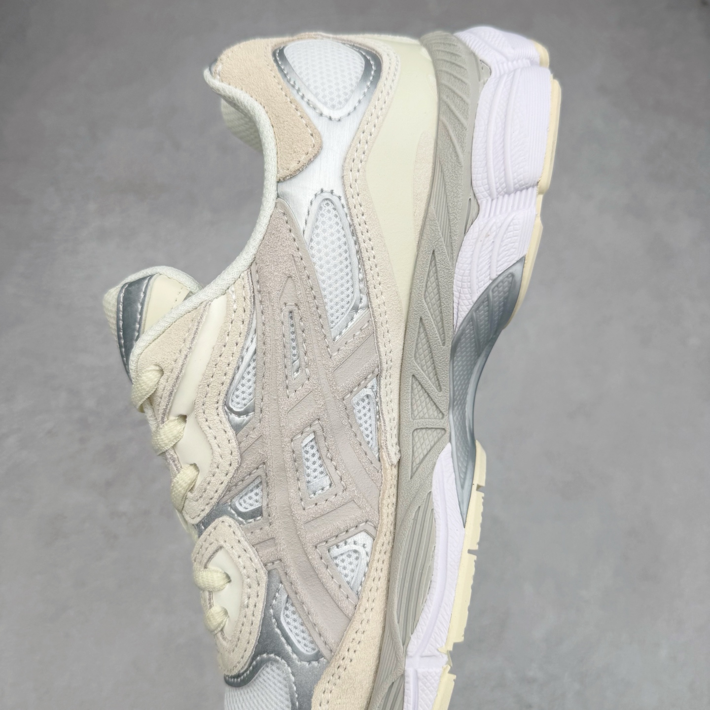 图片[7]-Asics GEL-NYC 亚瑟士防滑耐磨透气低帮运动休闲鞋 GEL-NYC™ 运动鞋的灵感源自传统和现代高性能跑步风格 其鞋面结构参考了 2000 年代初的 GEL-NIMBUS™ 3 鞋 并将其与 MC-PLUS V 设计中的各种装饰融为一体 该工装通过使用 GEL-CUMULUS® 16 鞋的工装系统来对比鞋面的复古风格 通过轻质泡沫和 GEL® 技术嵌入物的结合 这种中底结构有助于创造先进的脚底舒适度 尺码：36 37 37.5 38 39 40.5 41.5 42 42.5 43.5 44 45-选品中心