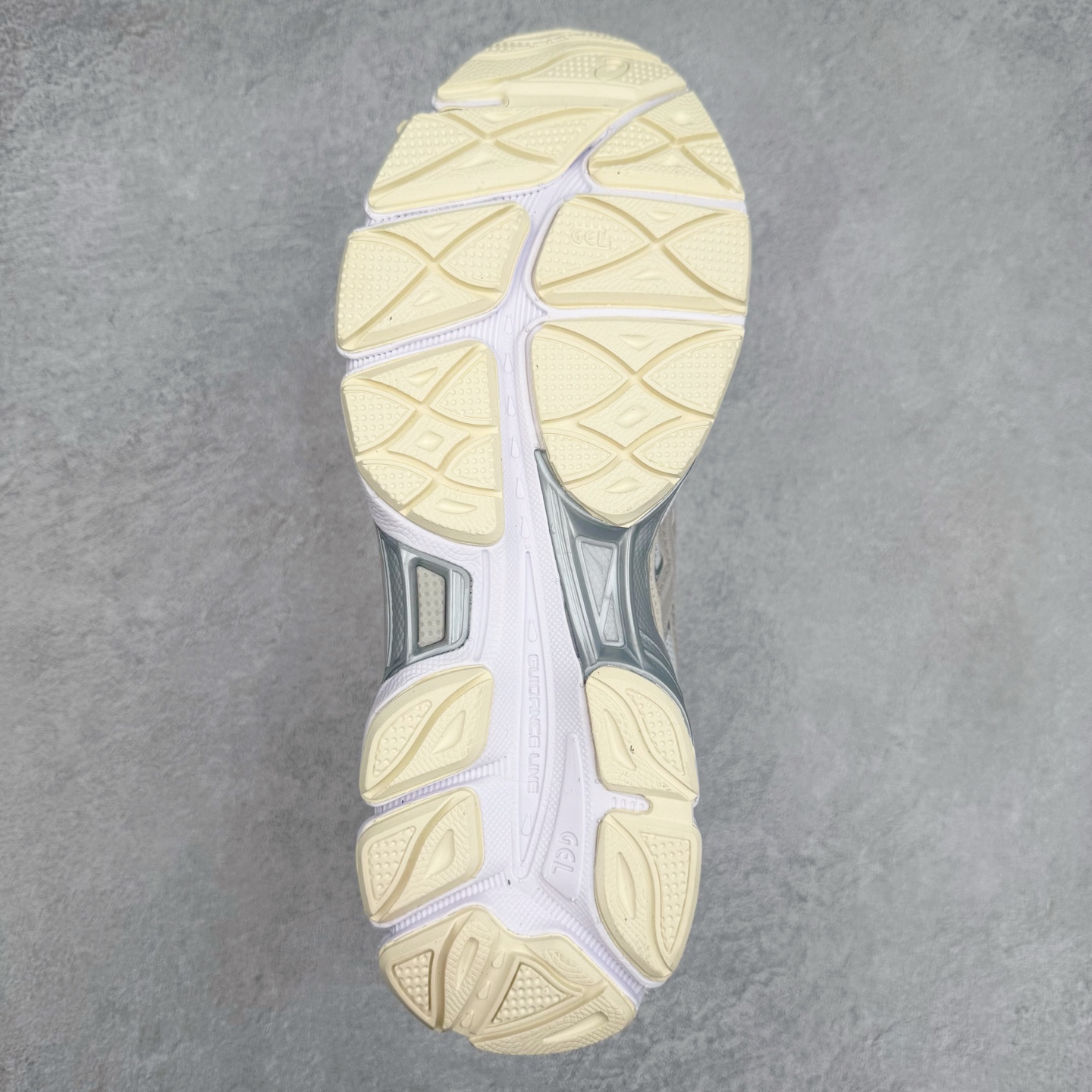 图片[9]-Asics GEL-NYC 亚瑟士防滑耐磨透气低帮运动休闲鞋 GEL-NYC™ 运动鞋的灵感源自传统和现代高性能跑步风格 其鞋面结构参考了 2000 年代初的 GEL-NIMBUS™ 3 鞋 并将其与 MC-PLUS V 设计中的各种装饰融为一体 该工装通过使用 GEL-CUMULUS® 16 鞋的工装系统来对比鞋面的复古风格 通过轻质泡沫和 GEL® 技术嵌入物的结合 这种中底结构有助于创造先进的脚底舒适度 尺码：36 37 37.5 38 39 40.5 41.5 42 42.5 43.5 44 45-选品中心