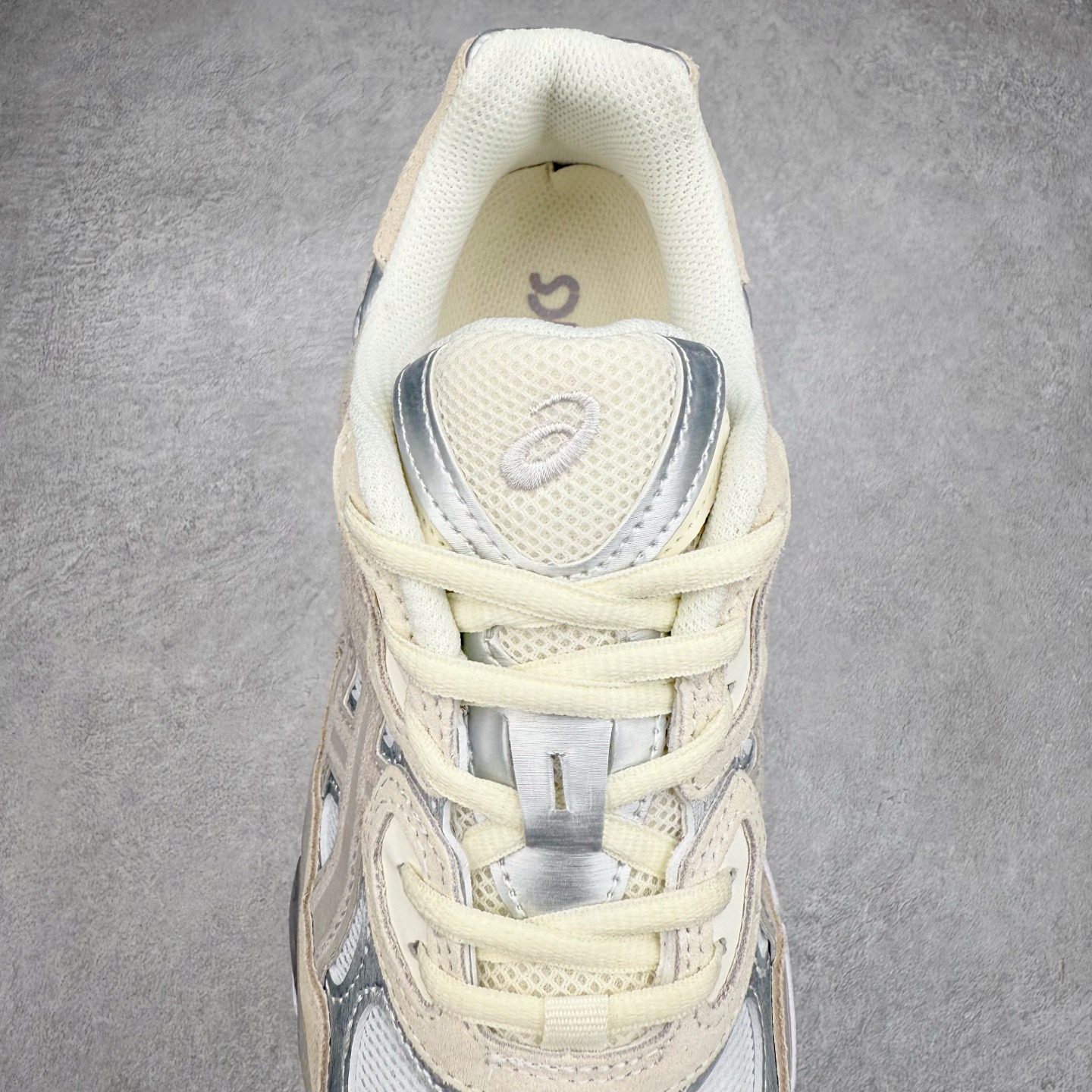 图片[5]-Asics GEL-NYC 亚瑟士防滑耐磨透气低帮运动休闲鞋 GEL-NYC™ 运动鞋的灵感源自传统和现代高性能跑步风格 其鞋面结构参考了 2000 年代初的 GEL-NIMBUS™ 3 鞋 并将其与 MC-PLUS V 设计中的各种装饰融为一体 该工装通过使用 GEL-CUMULUS® 16 鞋的工装系统来对比鞋面的复古风格 通过轻质泡沫和 GEL® 技术嵌入物的结合 这种中底结构有助于创造先进的脚底舒适度 尺码：36 37 37.5 38 39 40.5 41.5 42 42.5 43.5 44 45-选品中心