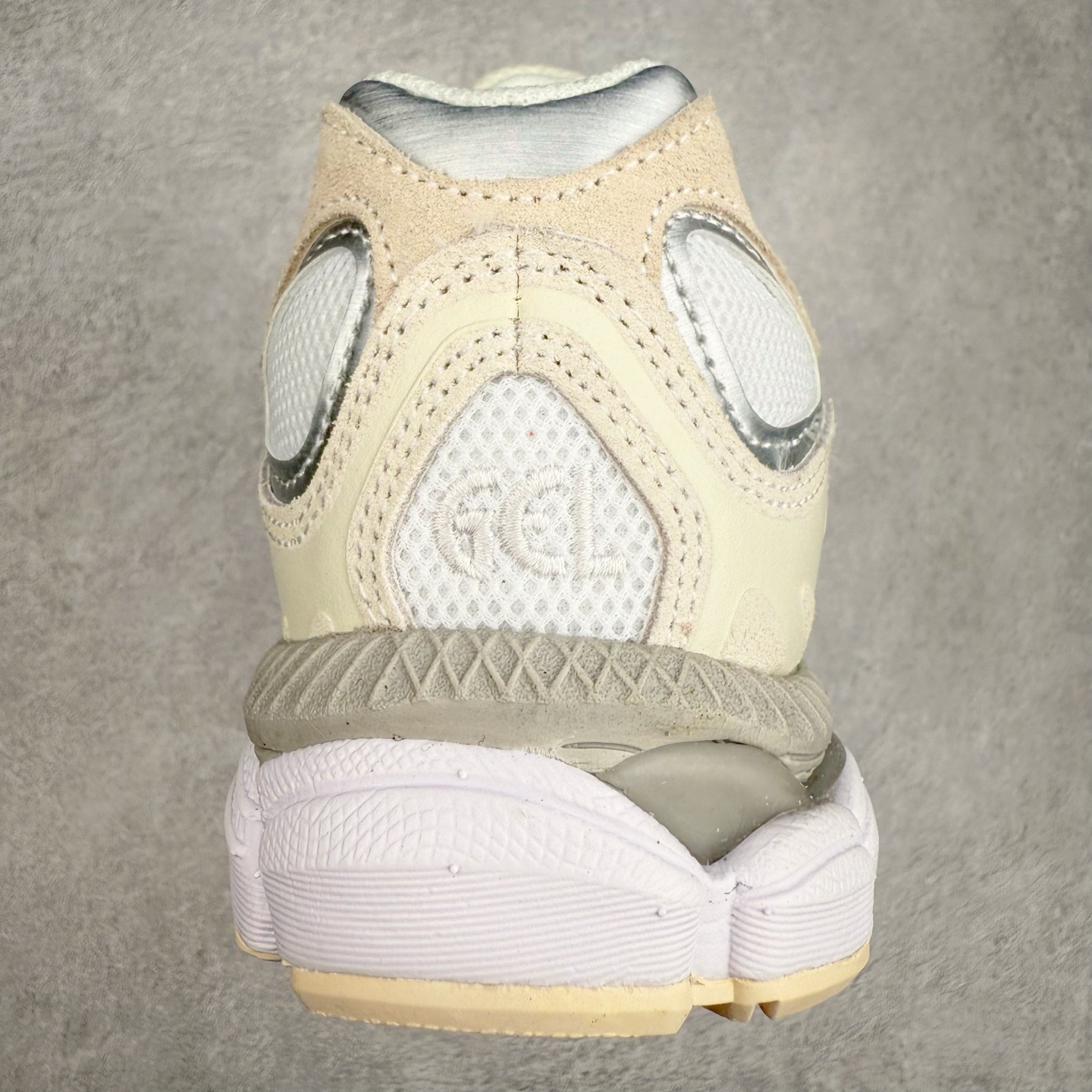 图片[8]-Asics GEL-NYC 亚瑟士防滑耐磨透气低帮运动休闲鞋 GEL-NYC™ 运动鞋的灵感源自传统和现代高性能跑步风格 其鞋面结构参考了 2000 年代初的 GEL-NIMBUS™ 3 鞋 并将其与 MC-PLUS V 设计中的各种装饰融为一体 该工装通过使用 GEL-CUMULUS® 16 鞋的工装系统来对比鞋面的复古风格 通过轻质泡沫和 GEL® 技术嵌入物的结合 这种中底结构有助于创造先进的脚底舒适度 尺码：36 37 37.5 38 39 40.5 41.5 42 42.5 43.5 44 45-选品中心