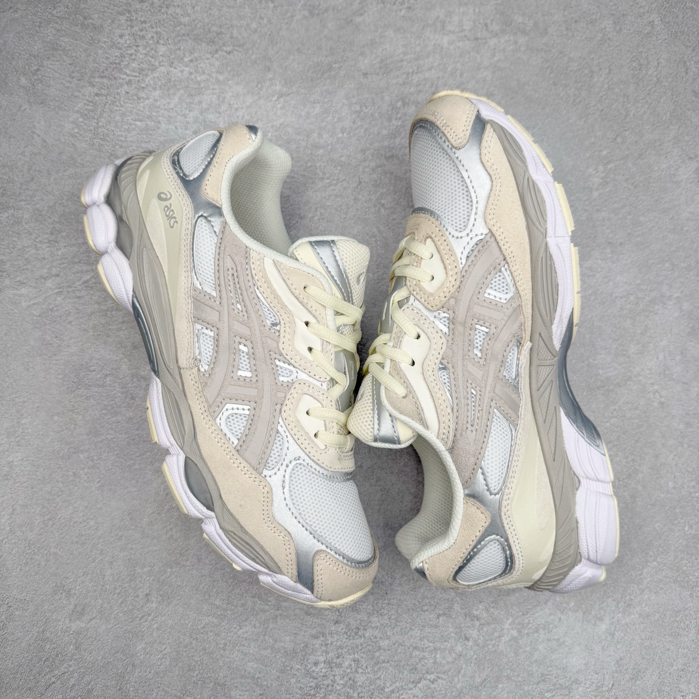 图片[3]-Asics GEL-NYC 亚瑟士防滑耐磨透气低帮运动休闲鞋 GEL-NYC™ 运动鞋的灵感源自传统和现代高性能跑步风格 其鞋面结构参考了 2000 年代初的 GEL-NIMBUS™ 3 鞋 并将其与 MC-PLUS V 设计中的各种装饰融为一体 该工装通过使用 GEL-CUMULUS® 16 鞋的工装系统来对比鞋面的复古风格 通过轻质泡沫和 GEL® 技术嵌入物的结合 这种中底结构有助于创造先进的脚底舒适度 尺码：36 37 37.5 38 39 40.5 41.5 42 42.5 43.5 44 45-选品中心