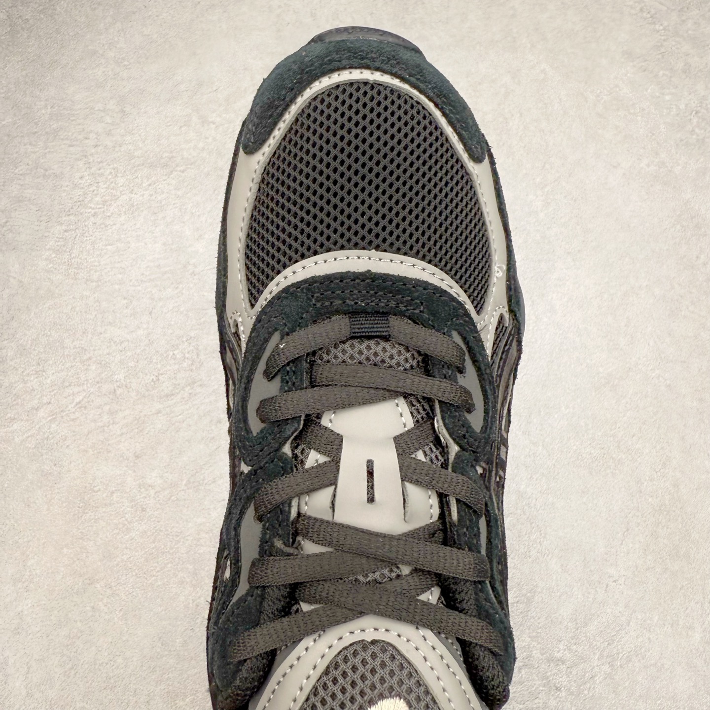 图片[4]-Asics GEL-NYC 亚瑟士防滑耐磨透气低帮运动休闲鞋 GEL-NYC™ 运动鞋的灵感源自传统和现代高性能跑步风格 其鞋面结构参考了 2000 年代初的 GEL-NIMBUS™ 3 鞋 并将其与 MC-PLUS V 设计中的各种装饰融为一体 该工装通过使用 GEL-CUMULUS® 16 鞋的工装系统来对比鞋面的复古风格 通过轻质泡沫和 GEL® 技术嵌入物的结合 这种中底结构有助于创造先进的脚底舒适度 尺码：36 37 37.5 38 39 40.5 41.5 42 42.5 43.5 44 45-选品中心