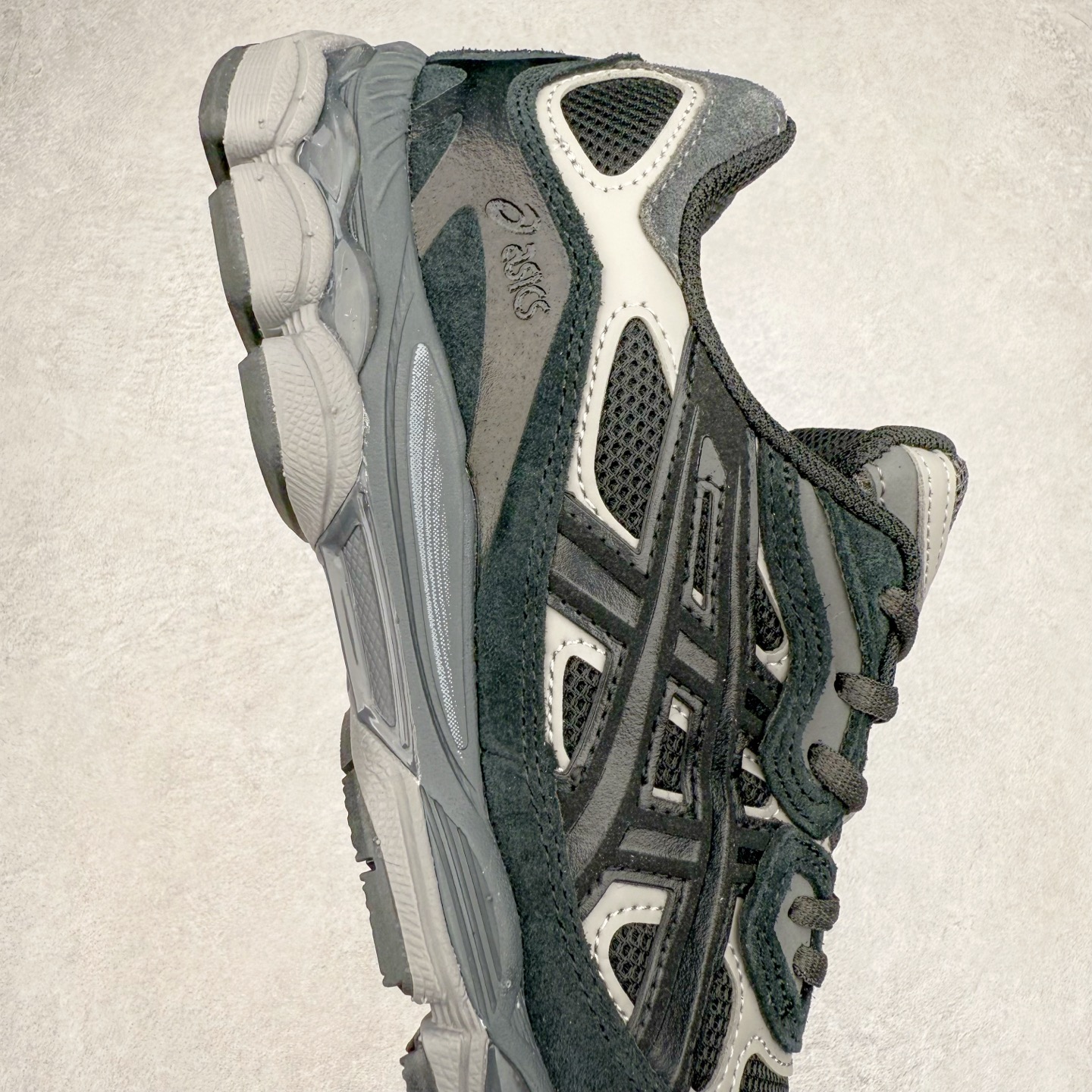 图片[6]-Asics GEL-NYC 亚瑟士防滑耐磨透气低帮运动休闲鞋 GEL-NYC™ 运动鞋的灵感源自传统和现代高性能跑步风格 其鞋面结构参考了 2000 年代初的 GEL-NIMBUS™ 3 鞋 并将其与 MC-PLUS V 设计中的各种装饰融为一体 该工装通过使用 GEL-CUMULUS® 16 鞋的工装系统来对比鞋面的复古风格 通过轻质泡沫和 GEL® 技术嵌入物的结合 这种中底结构有助于创造先进的脚底舒适度 尺码：36 37 37.5 38 39 40.5 41.5 42 42.5 43.5 44 45-选品中心