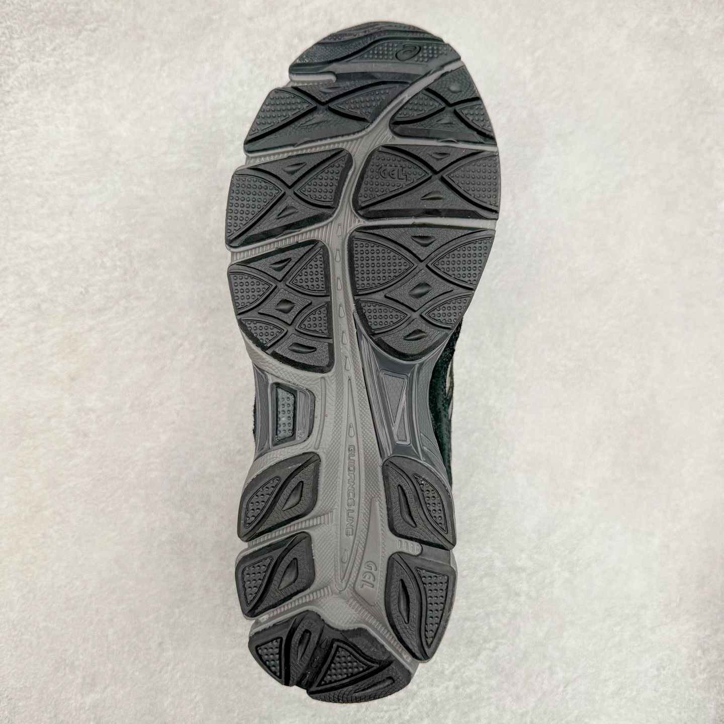 图片[9]-Asics GEL-NYC 亚瑟士防滑耐磨透气低帮运动休闲鞋 GEL-NYC™ 运动鞋的灵感源自传统和现代高性能跑步风格 其鞋面结构参考了 2000 年代初的 GEL-NIMBUS™ 3 鞋 并将其与 MC-PLUS V 设计中的各种装饰融为一体 该工装通过使用 GEL-CUMULUS® 16 鞋的工装系统来对比鞋面的复古风格 通过轻质泡沫和 GEL® 技术嵌入物的结合 这种中底结构有助于创造先进的脚底舒适度 尺码：36 37 37.5 38 39 40.5 41.5 42 42.5 43.5 44 45-选品中心