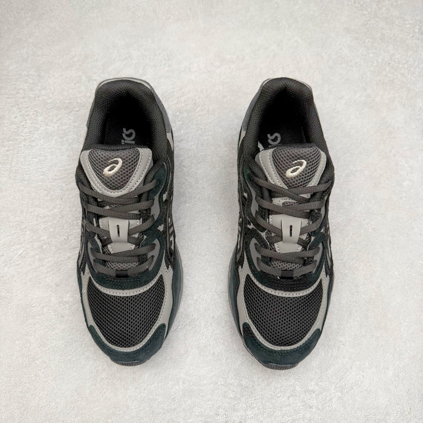 图片[2]-Asics GEL-NYC 亚瑟士防滑耐磨透气低帮运动休闲鞋 GEL-NYC™ 运动鞋的灵感源自传统和现代高性能跑步风格 其鞋面结构参考了 2000 年代初的 GEL-NIMBUS™ 3 鞋 并将其与 MC-PLUS V 设计中的各种装饰融为一体 该工装通过使用 GEL-CUMULUS® 16 鞋的工装系统来对比鞋面的复古风格 通过轻质泡沫和 GEL® 技术嵌入物的结合 这种中底结构有助于创造先进的脚底舒适度 尺码：36 37 37.5 38 39 40.5 41.5 42 42.5 43.5 44 45-选品中心