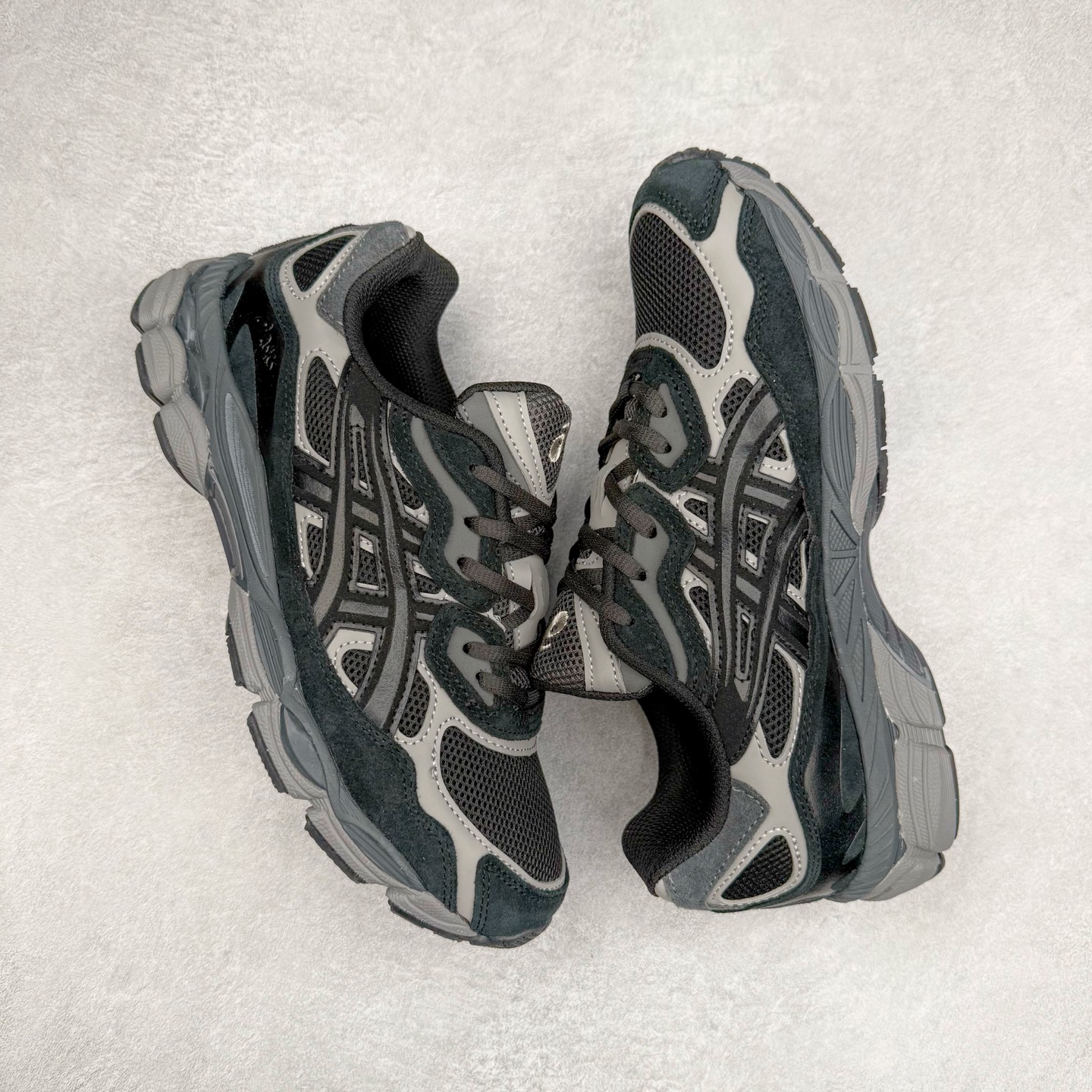 图片[3]-Asics GEL-NYC 亚瑟士防滑耐磨透气低帮运动休闲鞋 GEL-NYC™ 运动鞋的灵感源自传统和现代高性能跑步风格 其鞋面结构参考了 2000 年代初的 GEL-NIMBUS™ 3 鞋 并将其与 MC-PLUS V 设计中的各种装饰融为一体 该工装通过使用 GEL-CUMULUS® 16 鞋的工装系统来对比鞋面的复古风格 通过轻质泡沫和 GEL® 技术嵌入物的结合 这种中底结构有助于创造先进的脚底舒适度 尺码：36 37 37.5 38 39 40.5 41.5 42 42.5 43.5 44 45-选品中心