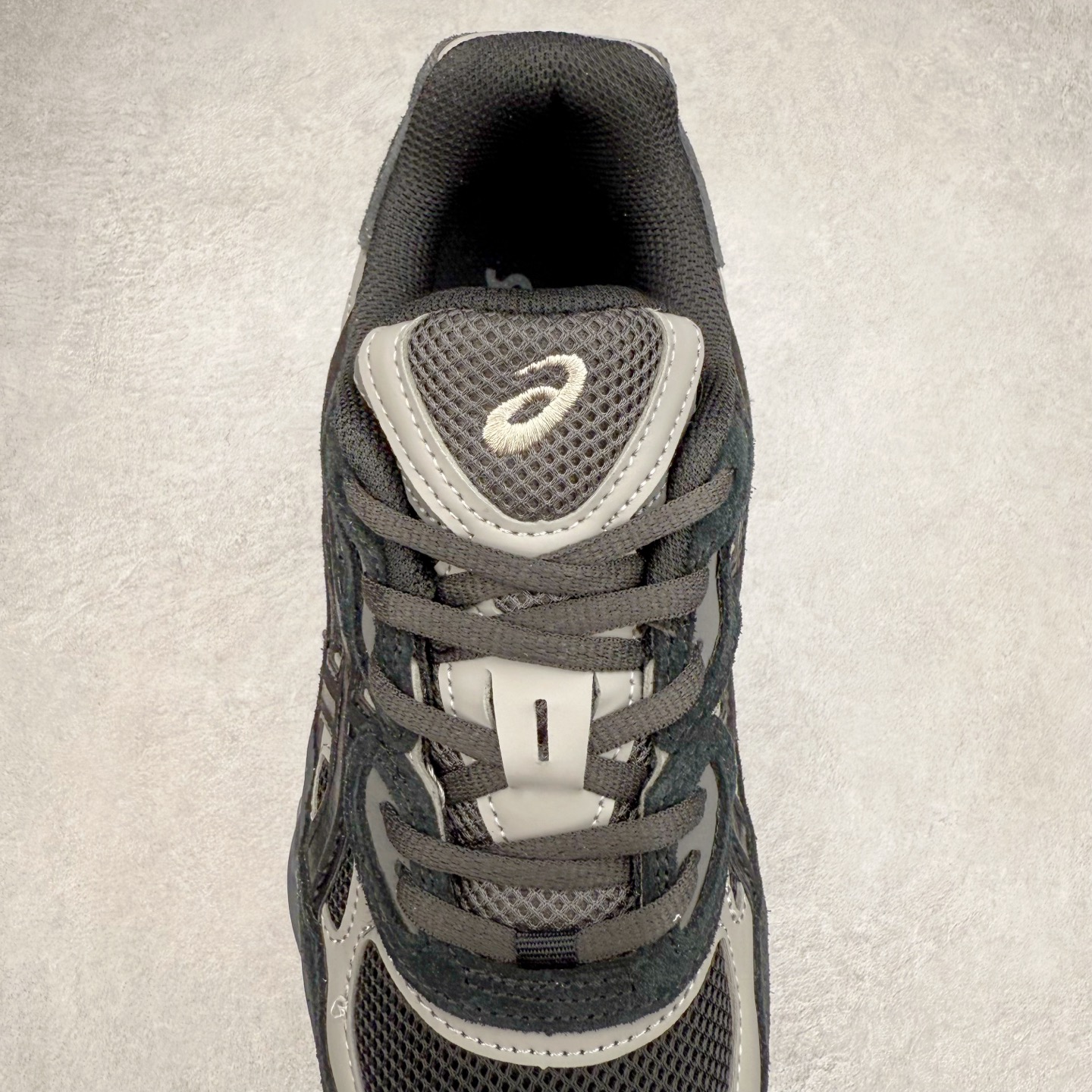 图片[5]-Asics GEL-NYC 亚瑟士防滑耐磨透气低帮运动休闲鞋 GEL-NYC™ 运动鞋的灵感源自传统和现代高性能跑步风格 其鞋面结构参考了 2000 年代初的 GEL-NIMBUS™ 3 鞋 并将其与 MC-PLUS V 设计中的各种装饰融为一体 该工装通过使用 GEL-CUMULUS® 16 鞋的工装系统来对比鞋面的复古风格 通过轻质泡沫和 GEL® 技术嵌入物的结合 这种中底结构有助于创造先进的脚底舒适度 尺码：36 37 37.5 38 39 40.5 41.5 42 42.5 43.5 44 45-选品中心