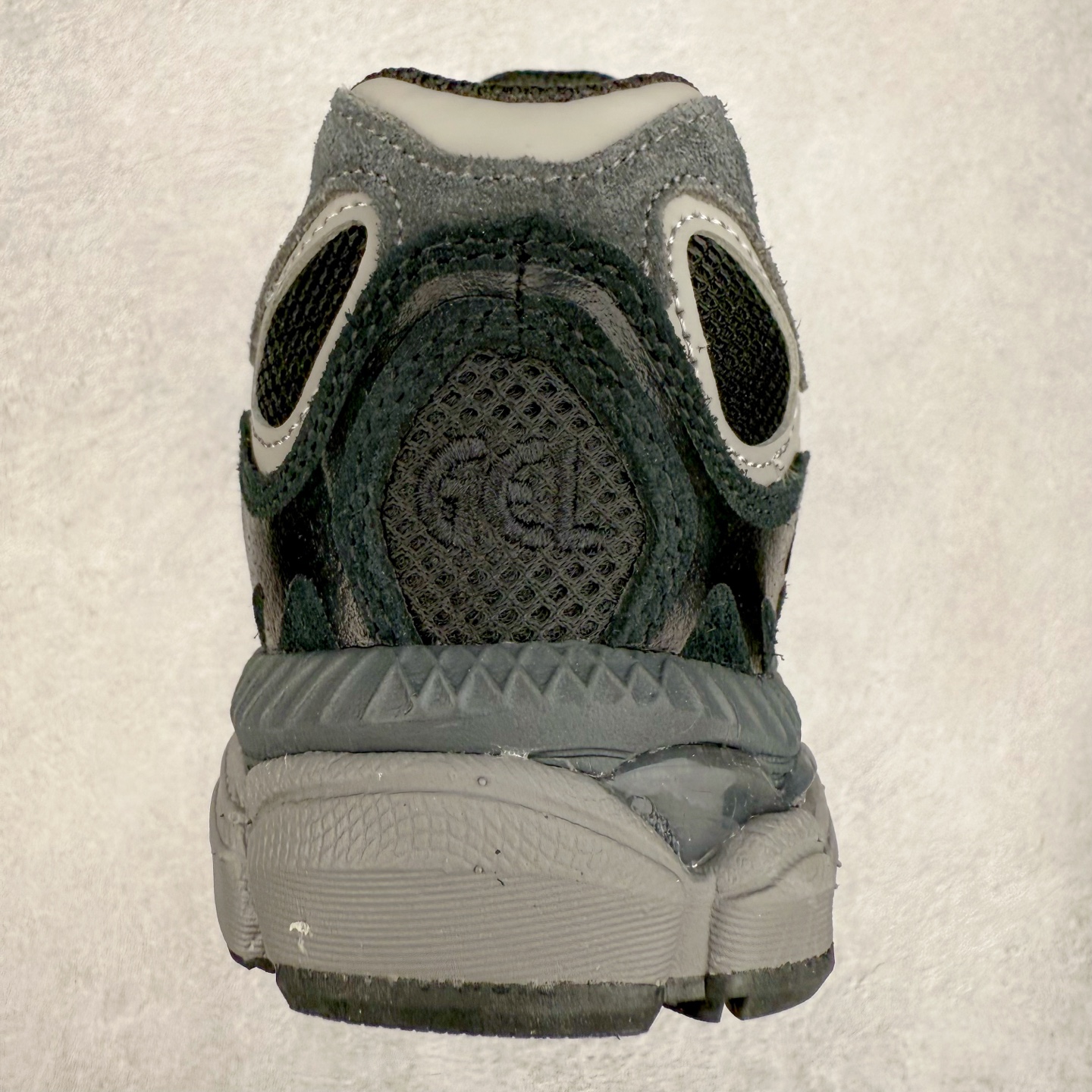 图片[8]-Asics GEL-NYC 亚瑟士防滑耐磨透气低帮运动休闲鞋 GEL-NYC™ 运动鞋的灵感源自传统和现代高性能跑步风格 其鞋面结构参考了 2000 年代初的 GEL-NIMBUS™ 3 鞋 并将其与 MC-PLUS V 设计中的各种装饰融为一体 该工装通过使用 GEL-CUMULUS® 16 鞋的工装系统来对比鞋面的复古风格 通过轻质泡沫和 GEL® 技术嵌入物的结合 这种中底结构有助于创造先进的脚底舒适度 尺码：36 37 37.5 38 39 40.5 41.5 42 42.5 43.5 44 45-选品中心