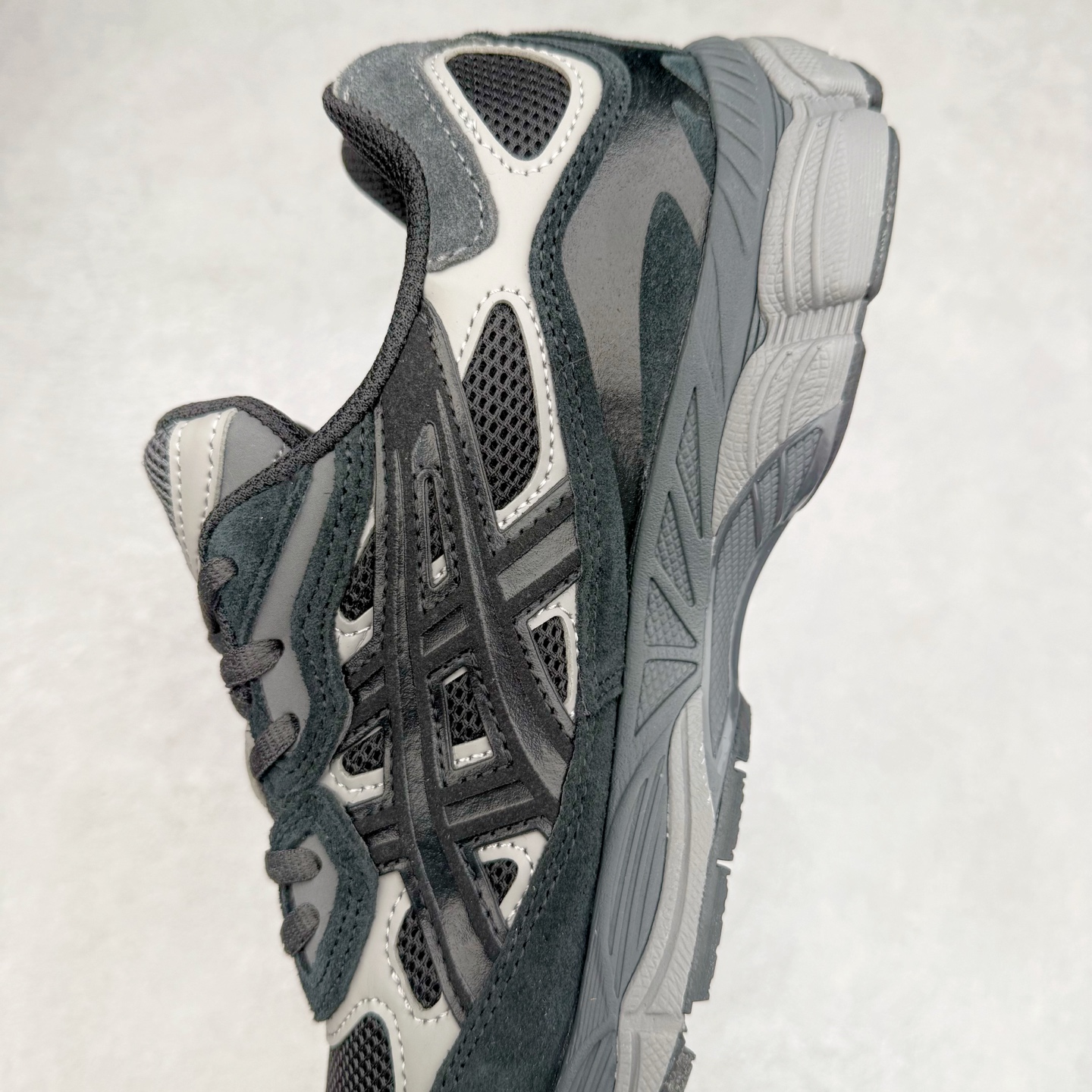 图片[7]-Asics GEL-NYC 亚瑟士防滑耐磨透气低帮运动休闲鞋 GEL-NYC™ 运动鞋的灵感源自传统和现代高性能跑步风格 其鞋面结构参考了 2000 年代初的 GEL-NIMBUS™ 3 鞋 并将其与 MC-PLUS V 设计中的各种装饰融为一体 该工装通过使用 GEL-CUMULUS® 16 鞋的工装系统来对比鞋面的复古风格 通过轻质泡沫和 GEL® 技术嵌入物的结合 这种中底结构有助于创造先进的脚底舒适度 尺码：36 37 37.5 38 39 40.5 41.5 42 42.5 43.5 44 45-选品中心