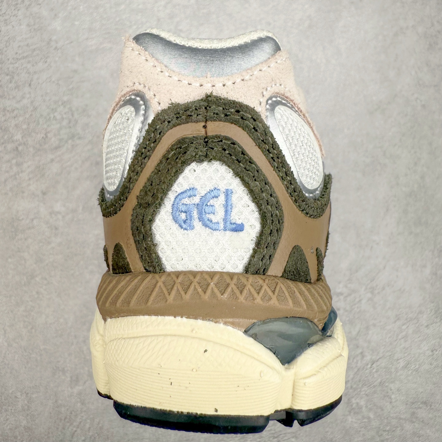 图片[8]-Asics GEL-NYC 亚瑟士防滑耐磨透气低帮运动休闲鞋 GEL-NYC™ 运动鞋的灵感源自传统和现代高性能跑步风格 其鞋面结构参考了 2000 年代初的 GEL-NIMBUS™ 3 鞋 并将其与 MC-PLUS V 设计中的各种装饰融为一体 该工装通过使用 GEL-CUMULUS® 16 鞋的工装系统来对比鞋面的复古风格 通过轻质泡沫和 GEL® 技术嵌入物的结合 这种中底结构有助于创造先进的脚底舒适度 尺码：36 37 37.5 38 39 40.5 41.5 42 42.5 43.5 44 45-选品中心