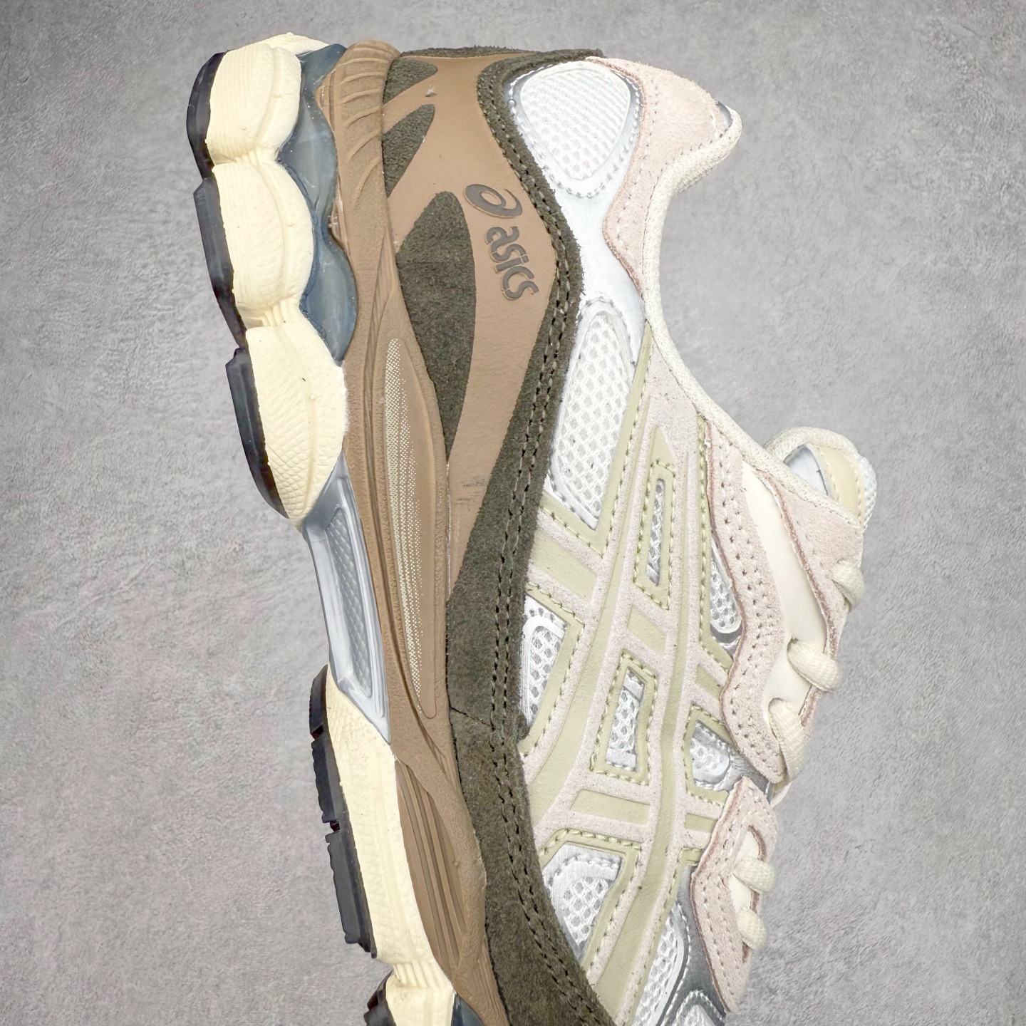 图片[6]-Asics GEL-NYC 亚瑟士防滑耐磨透气低帮运动休闲鞋 GEL-NYC™ 运动鞋的灵感源自传统和现代高性能跑步风格 其鞋面结构参考了 2000 年代初的 GEL-NIMBUS™ 3 鞋 并将其与 MC-PLUS V 设计中的各种装饰融为一体 该工装通过使用 GEL-CUMULUS® 16 鞋的工装系统来对比鞋面的复古风格 通过轻质泡沫和 GEL® 技术嵌入物的结合 这种中底结构有助于创造先进的脚底舒适度 尺码：36 37 37.5 38 39 40.5 41.5 42 42.5 43.5 44 45-选品中心