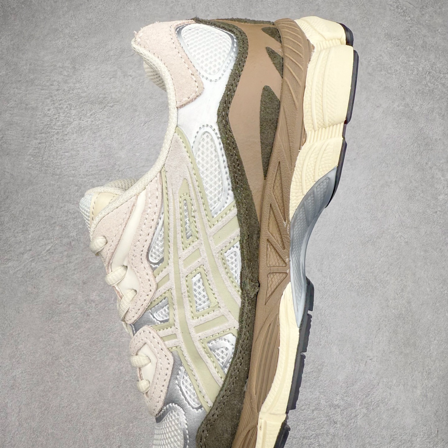 图片[7]-Asics GEL-NYC 亚瑟士防滑耐磨透气低帮运动休闲鞋 GEL-NYC™ 运动鞋的灵感源自传统和现代高性能跑步风格 其鞋面结构参考了 2000 年代初的 GEL-NIMBUS™ 3 鞋 并将其与 MC-PLUS V 设计中的各种装饰融为一体 该工装通过使用 GEL-CUMULUS® 16 鞋的工装系统来对比鞋面的复古风格 通过轻质泡沫和 GEL® 技术嵌入物的结合 这种中底结构有助于创造先进的脚底舒适度 尺码：36 37 37.5 38 39 40.5 41.5 42 42.5 43.5 44 45-选品中心