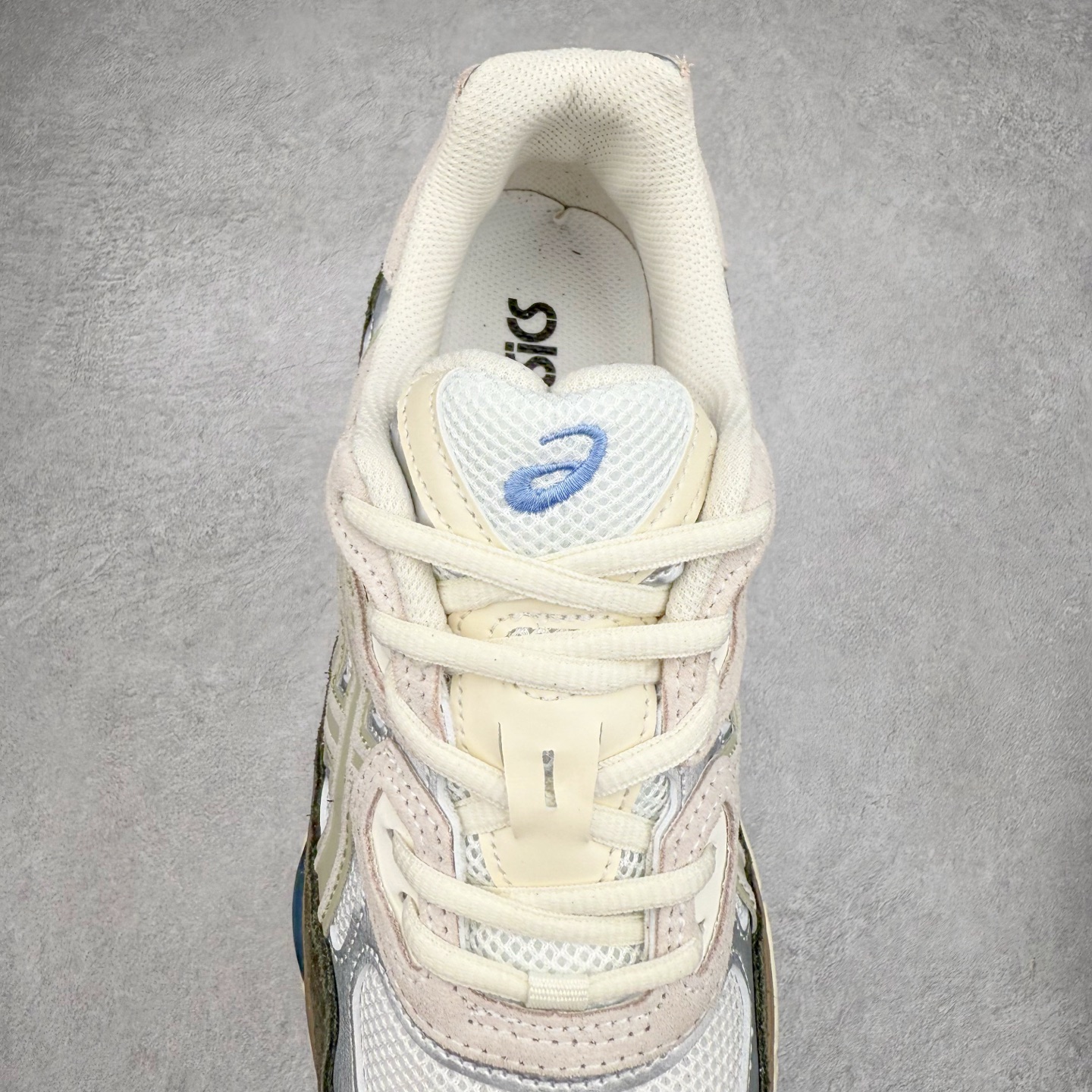 图片[5]-Asics GEL-NYC 亚瑟士防滑耐磨透气低帮运动休闲鞋 GEL-NYC™ 运动鞋的灵感源自传统和现代高性能跑步风格 其鞋面结构参考了 2000 年代初的 GEL-NIMBUS™ 3 鞋 并将其与 MC-PLUS V 设计中的各种装饰融为一体 该工装通过使用 GEL-CUMULUS® 16 鞋的工装系统来对比鞋面的复古风格 通过轻质泡沫和 GEL® 技术嵌入物的结合 这种中底结构有助于创造先进的脚底舒适度 尺码：36 37 37.5 38 39 40.5 41.5 42 42.5 43.5 44 45-选品中心