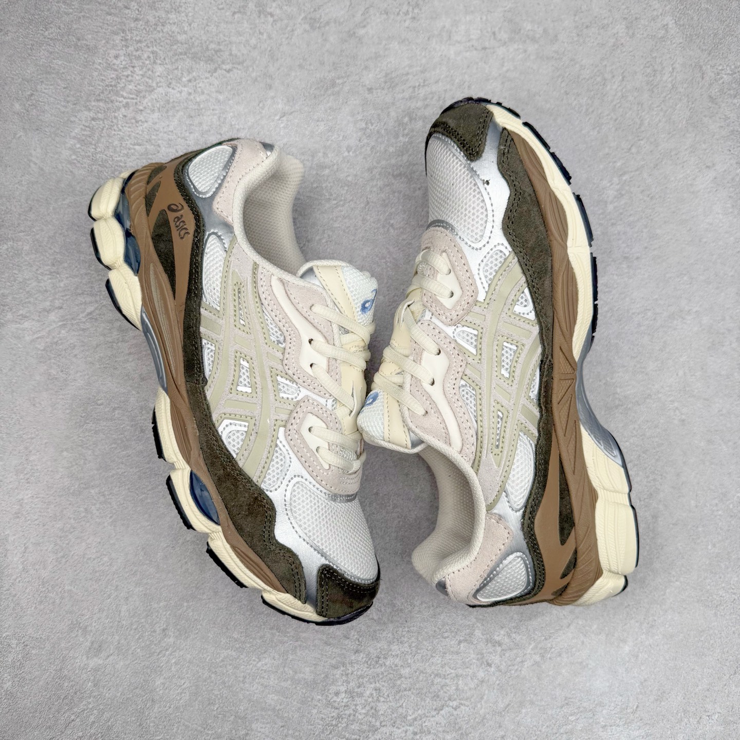 图片[3]-Asics GEL-NYC 亚瑟士防滑耐磨透气低帮运动休闲鞋 GEL-NYC™ 运动鞋的灵感源自传统和现代高性能跑步风格 其鞋面结构参考了 2000 年代初的 GEL-NIMBUS™ 3 鞋 并将其与 MC-PLUS V 设计中的各种装饰融为一体 该工装通过使用 GEL-CUMULUS® 16 鞋的工装系统来对比鞋面的复古风格 通过轻质泡沫和 GEL® 技术嵌入物的结合 这种中底结构有助于创造先进的脚底舒适度 尺码：36 37 37.5 38 39 40.5 41.5 42 42.5 43.5 44 45-选品中心